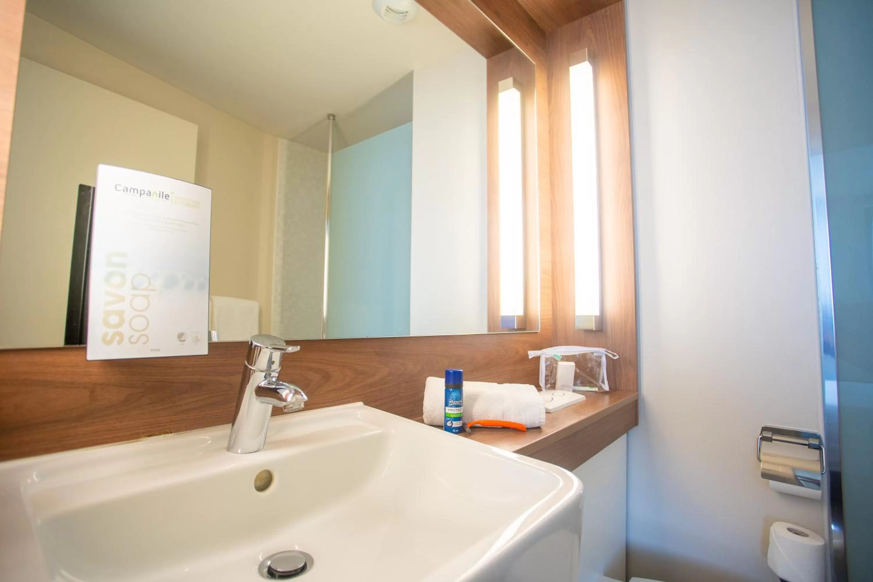 Bathroom in Campanile Carcassonne Est - La Cité