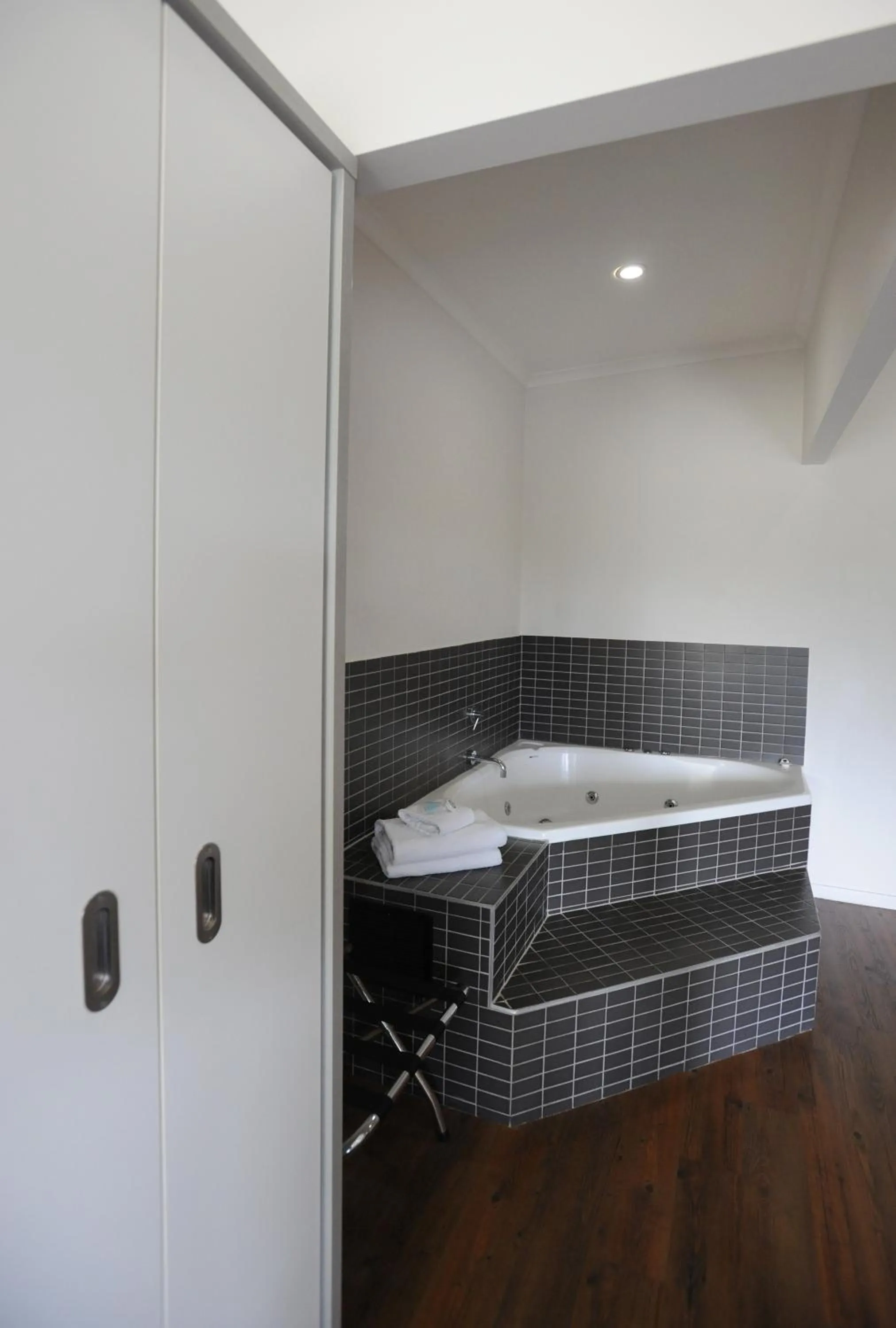 Premium Suite with Spa Bath - Not pet friendly in Shoredrive Motel