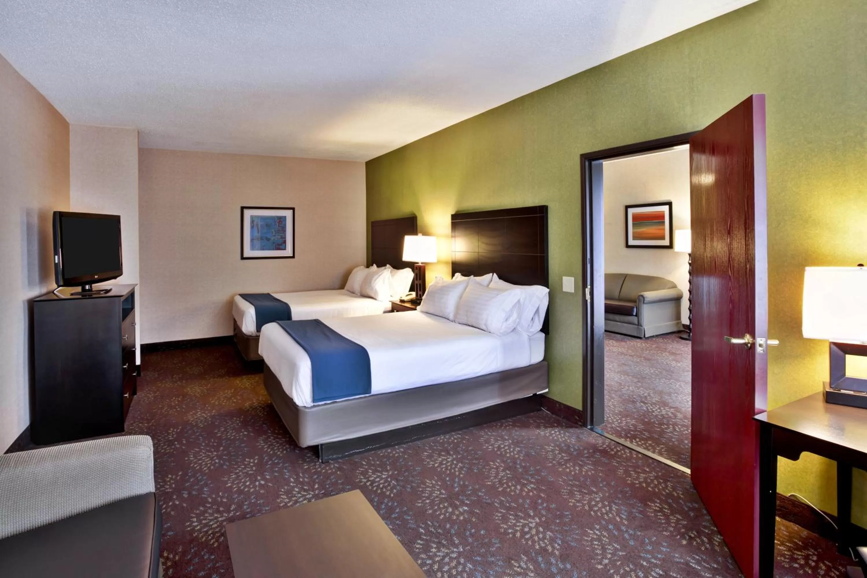 Photo of the whole room, Bed in Holiday Inn Express Hotel & Suites Woodhaven by IHG