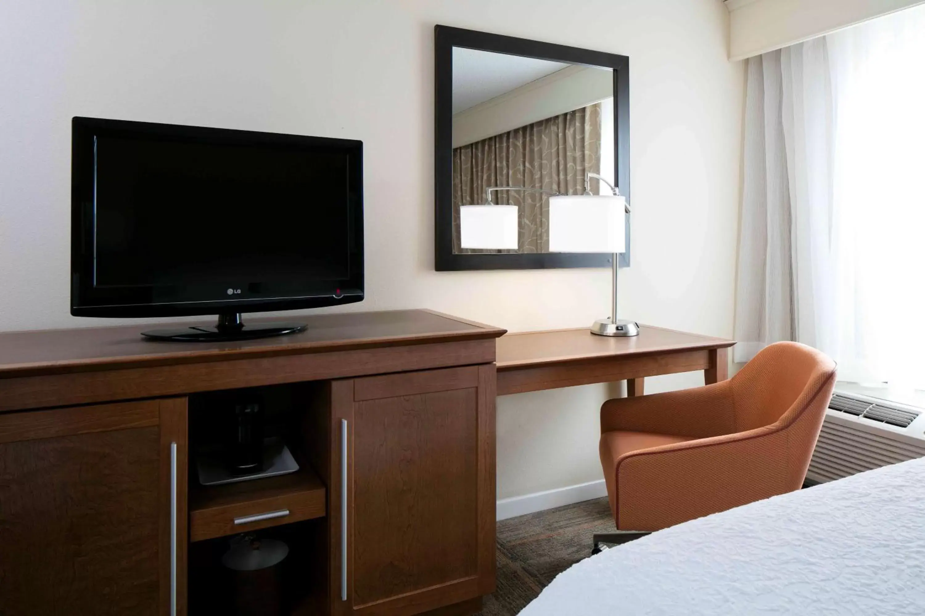 King Room - Hearing Accessible with Roll-In Shower/Non-Smoking in Hampton Inn Kansas City/Shawnee Mission King Room - Hearing Accessible with Roll-In Shower/Non-Smoking in Hampton Inn Kansas City/Shawnee Mission