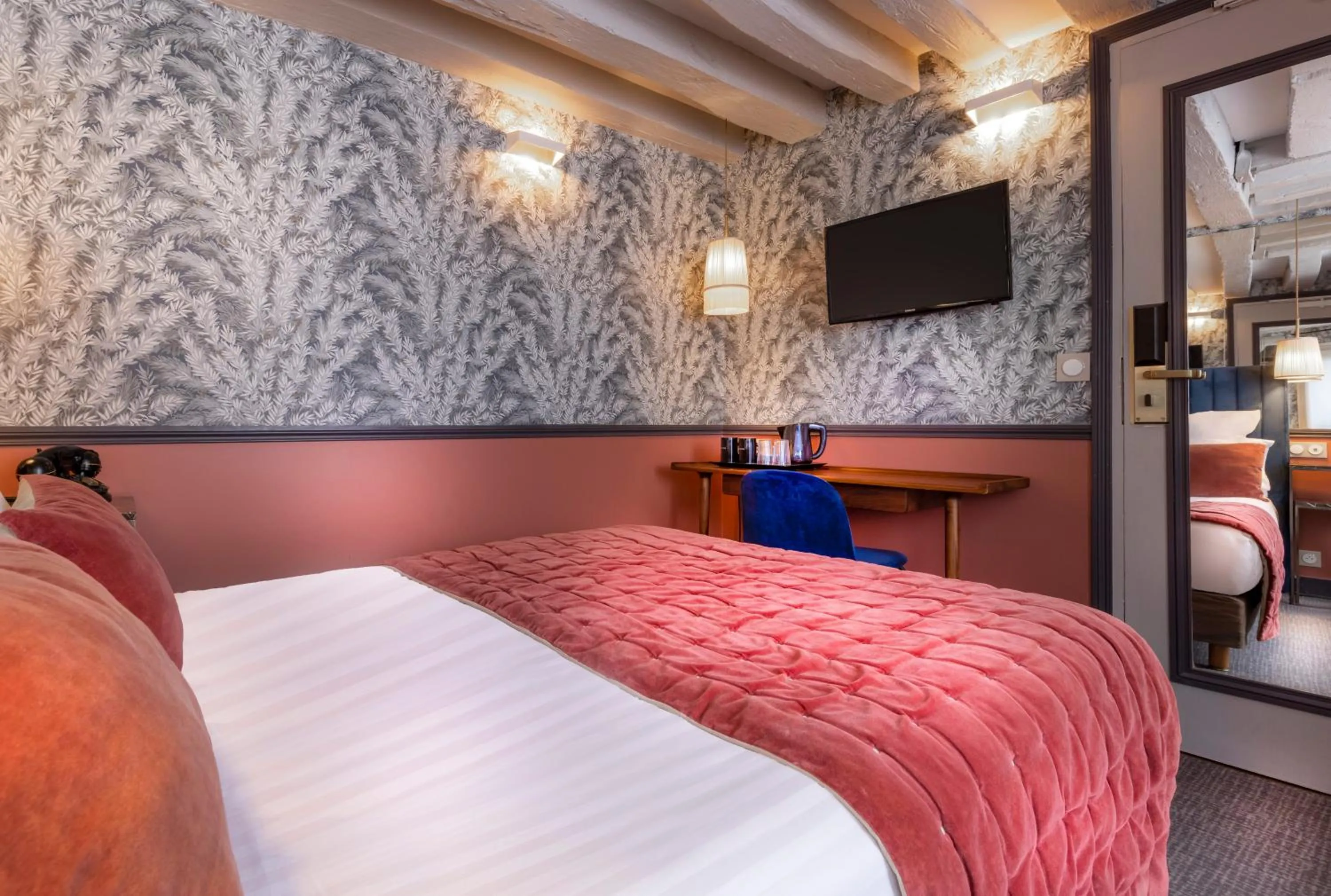 Bedroom, Bed in Dauphine Saint Germain