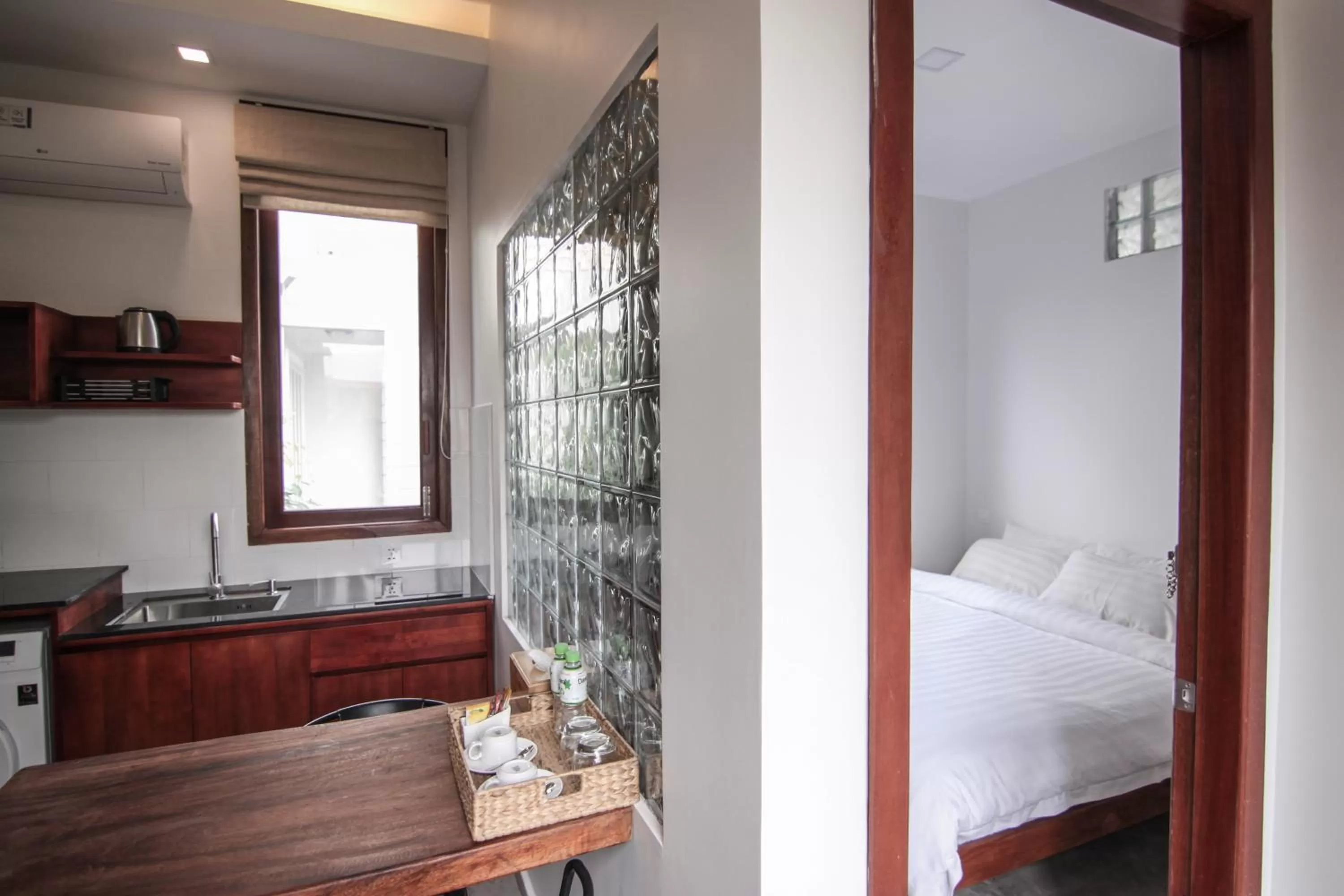 Kitchen or kitchenette, Bed in Sarina Hotel & Villa