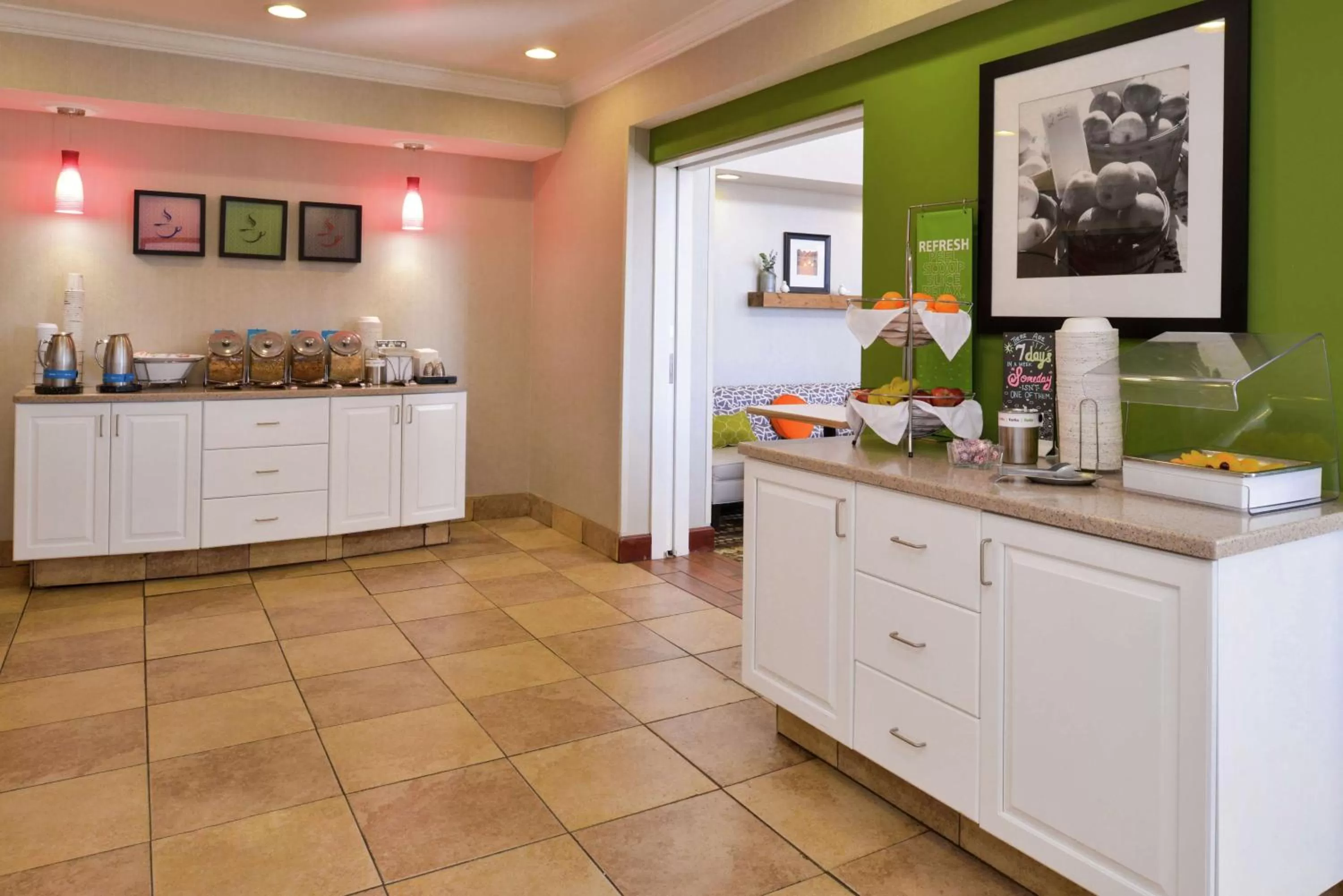 Breakfast in Hampton Inn & Suites Wilmington