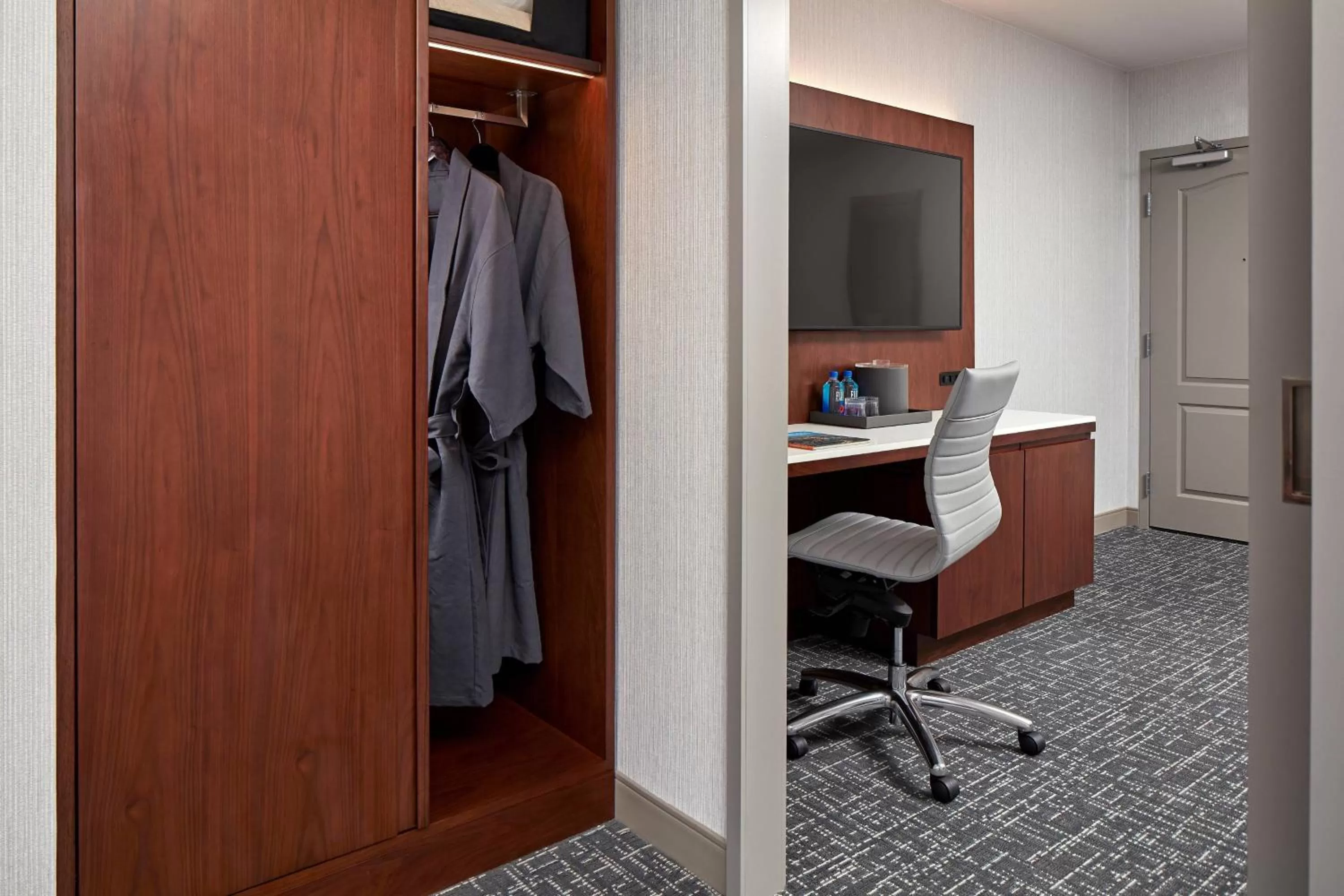 Photo of the whole room, TV/Entertainment Center in San Mateo Marriott San Francisco Airport