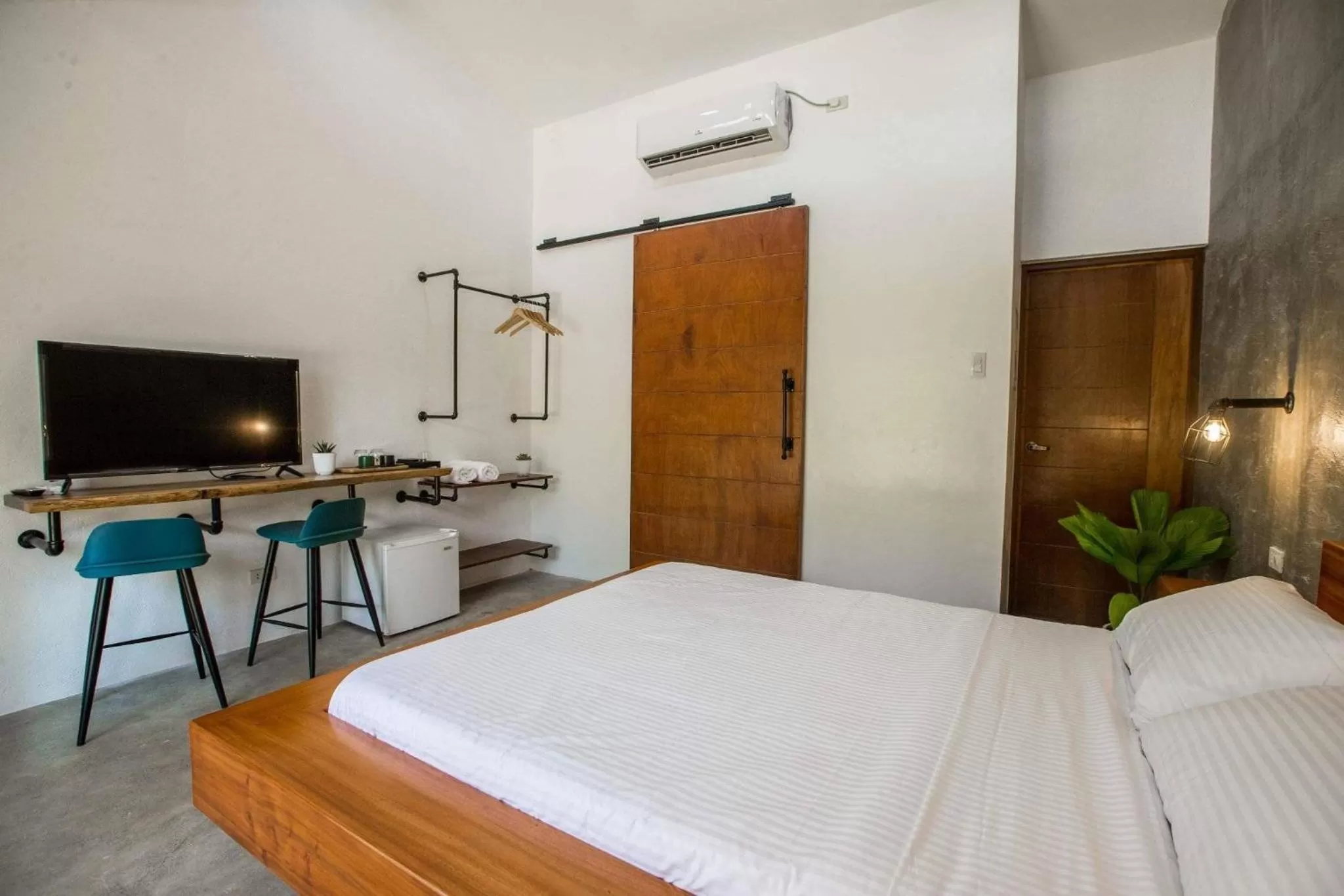 Photo of the whole room, Bed in Summer Days