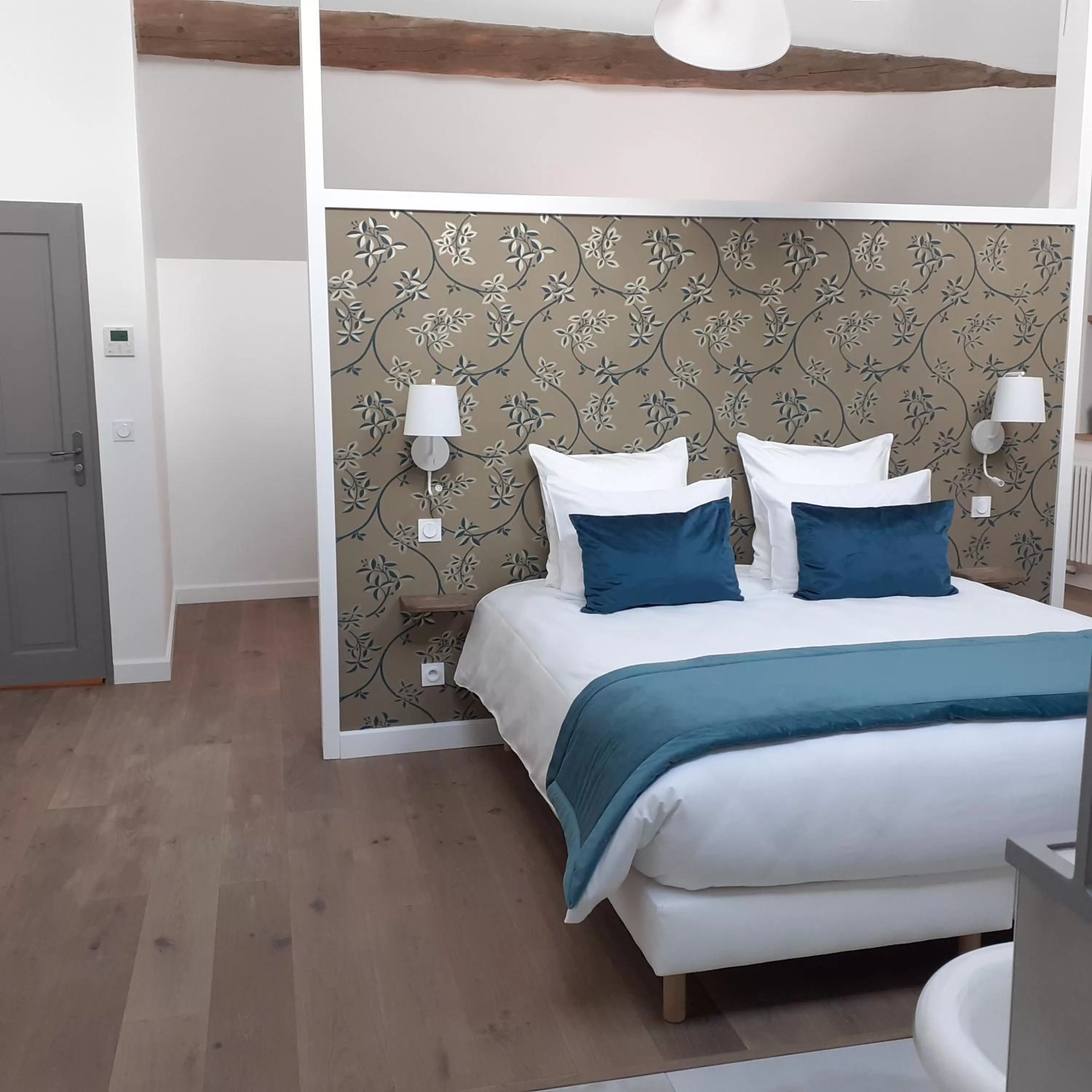 Photo of the whole room, Bed in Le Charles V