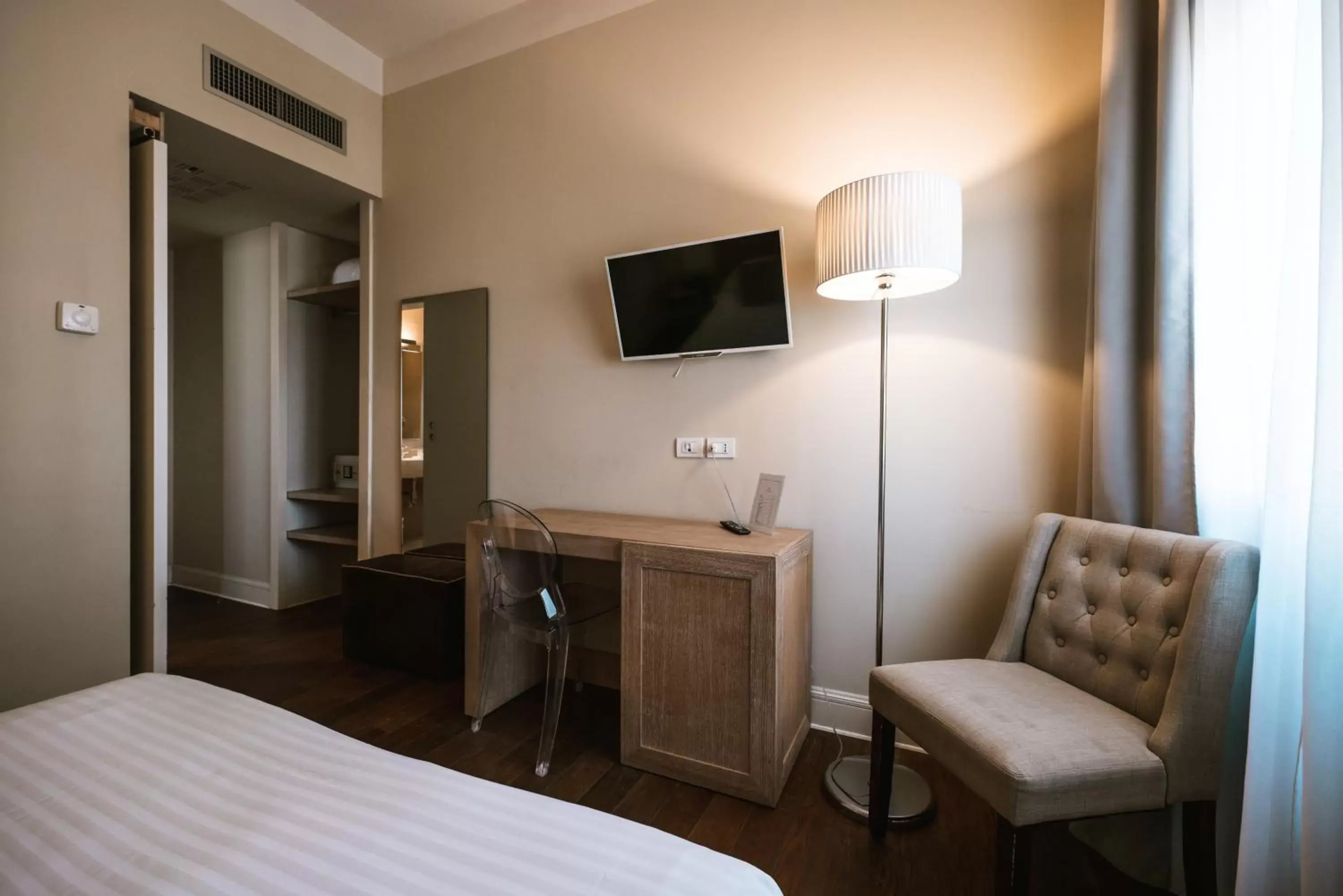 Classic Double or Twin Room in Hotel De La Ville Classic Double or Twin Room in Hotel De La Ville