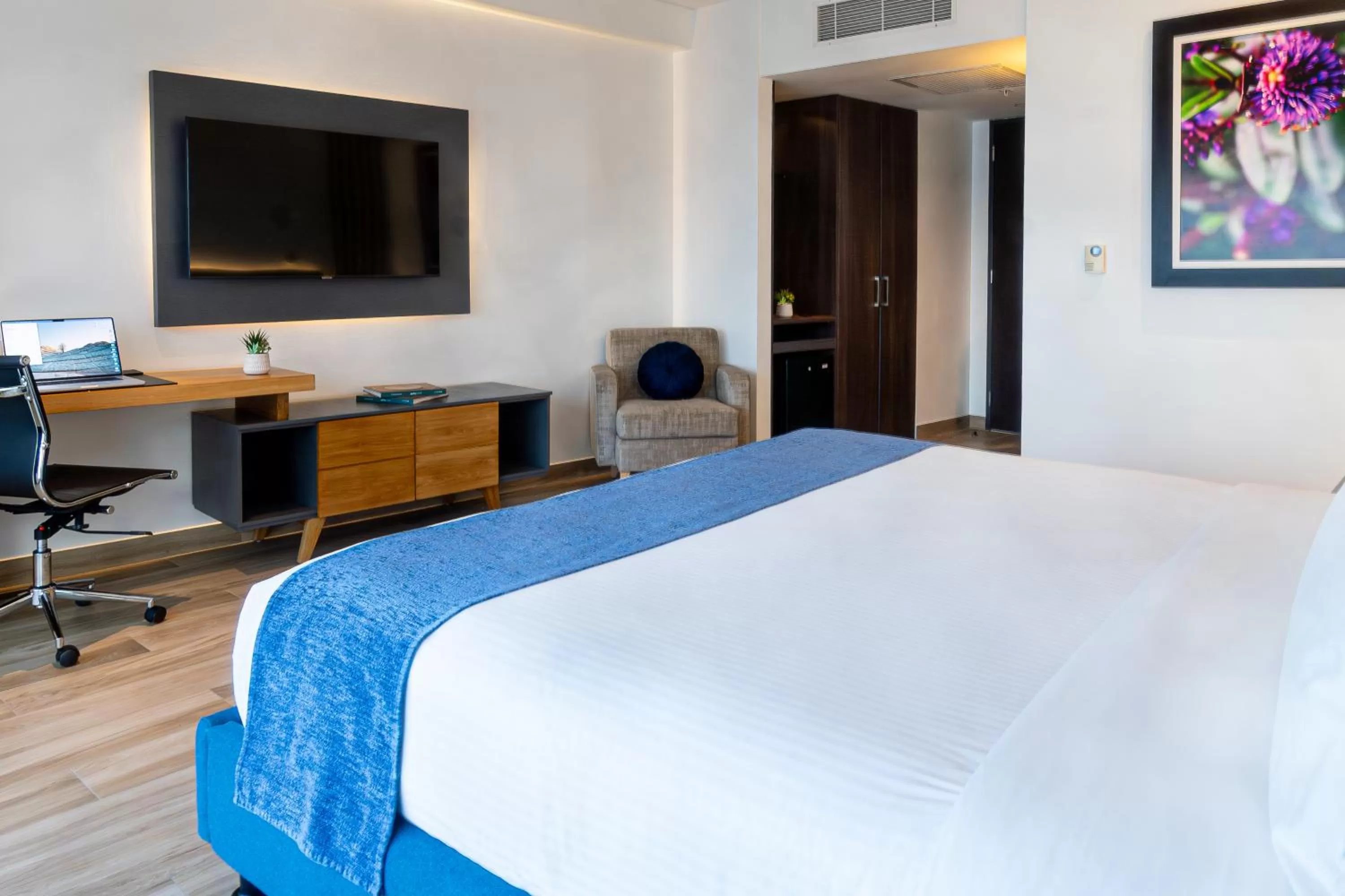 Seating area, Bed in Wyndham Guayaquil, Puerto Santa Ana