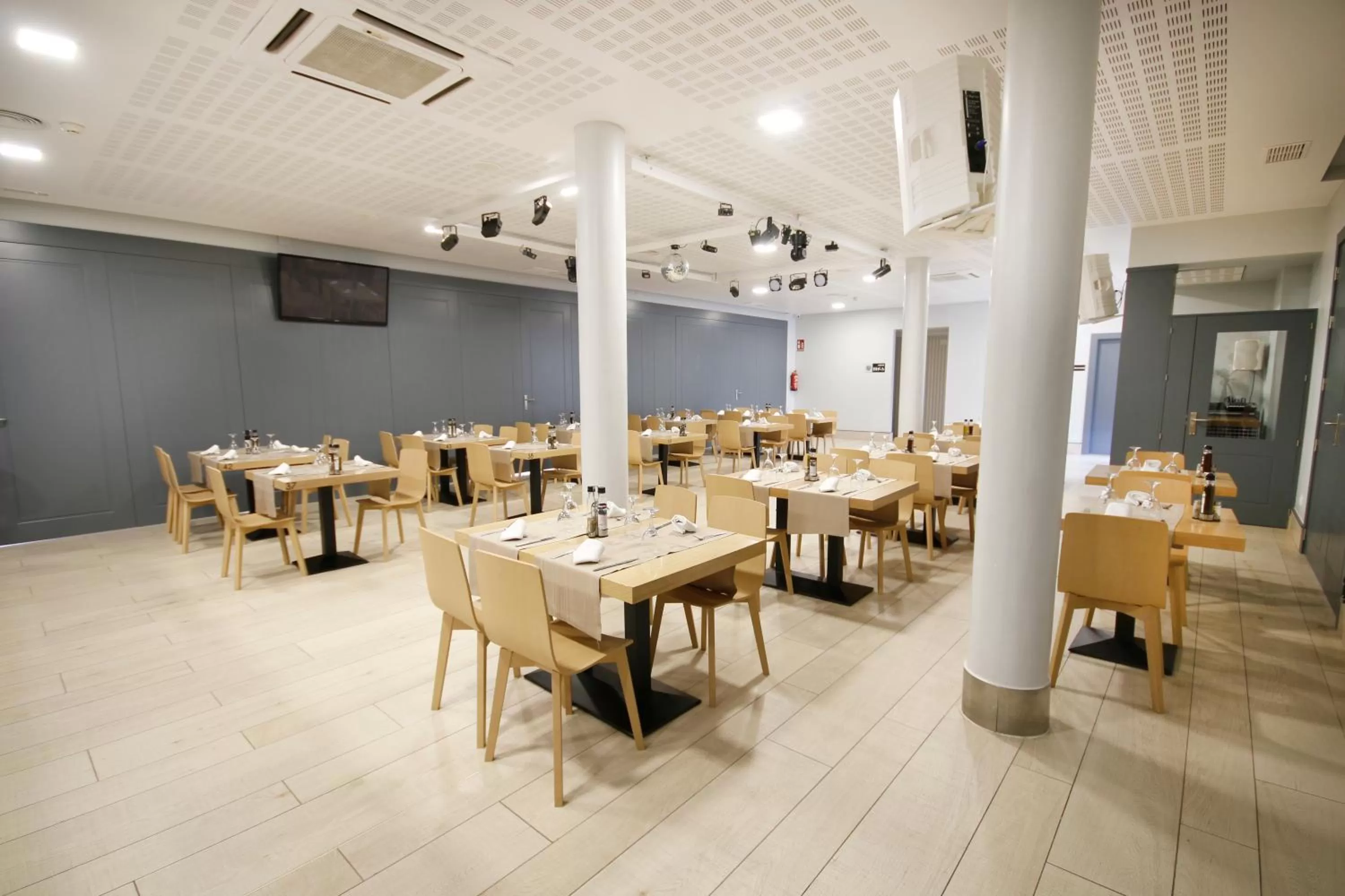 Restaurant/Places to Eat in Hotel Leo