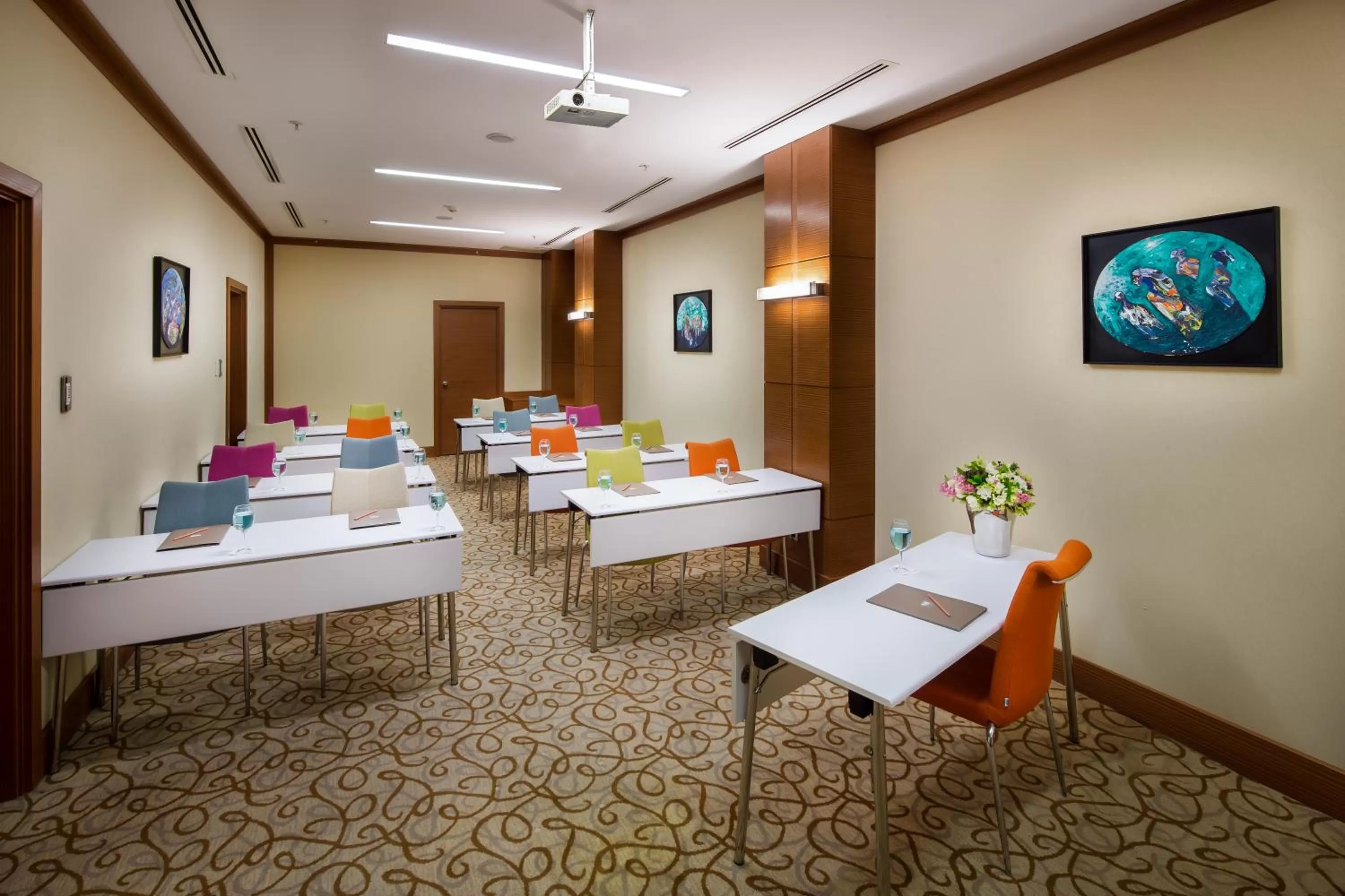 TV and multimedia in Midtown Hotel