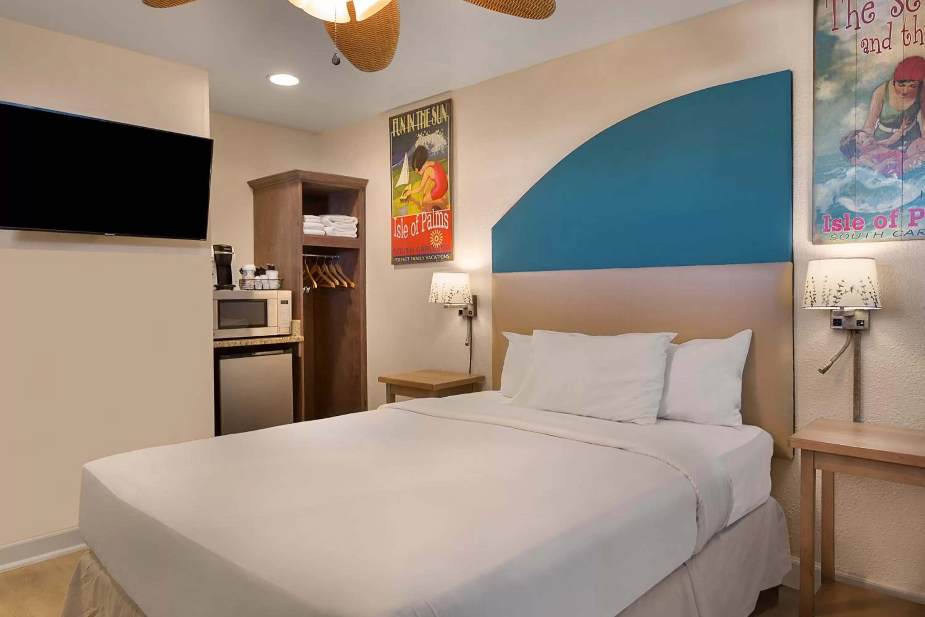 Photo of the whole room, Bed in Seaside Inn - Isle of Palms