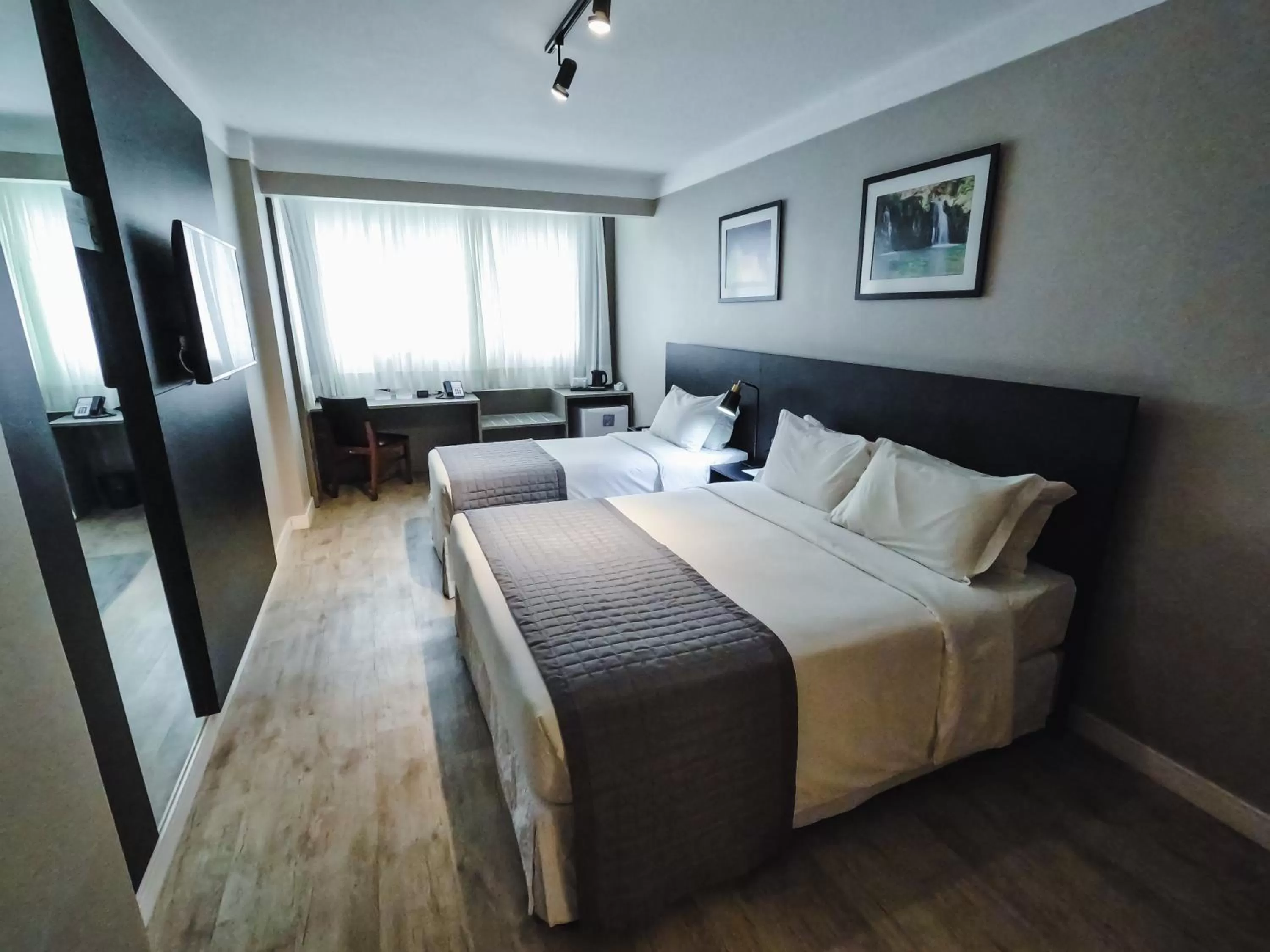 Photo of the whole room, Bed in Santa Inn Hotel