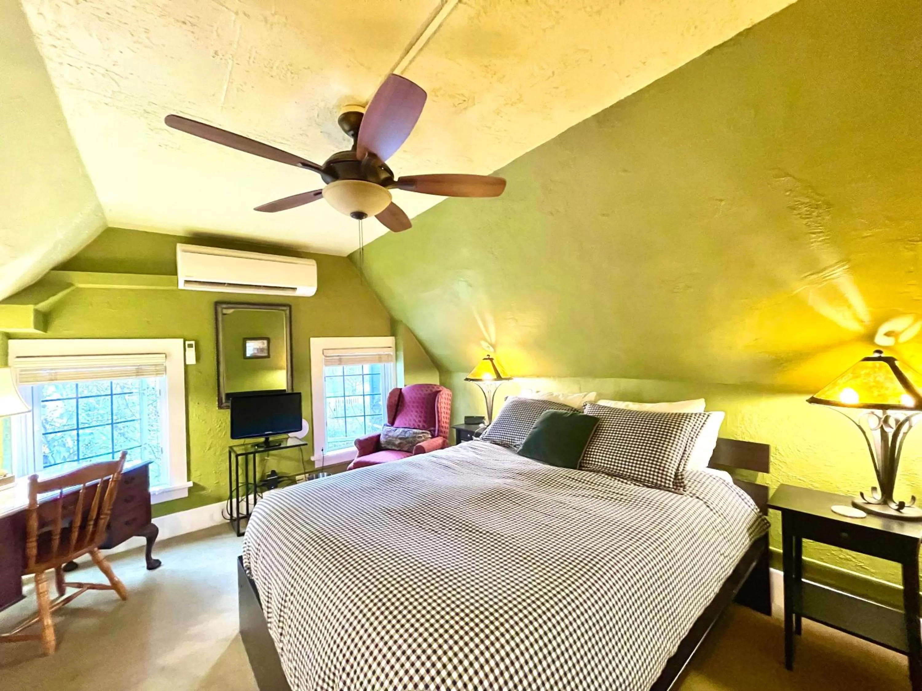 Bed in Cecil Bacon Manor