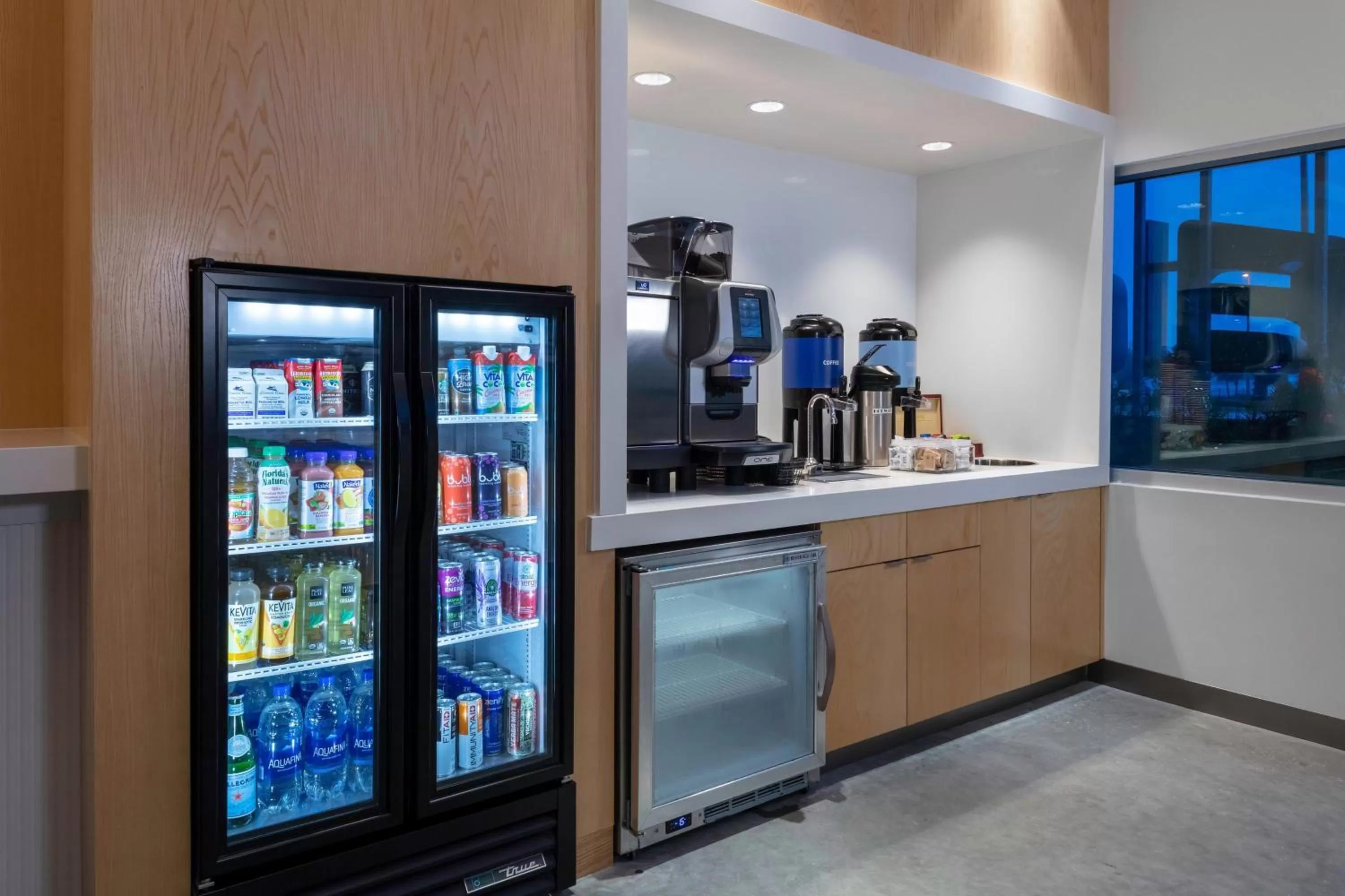 Restaurant/places to eat in Aloft Orlando Lake Buena Vista