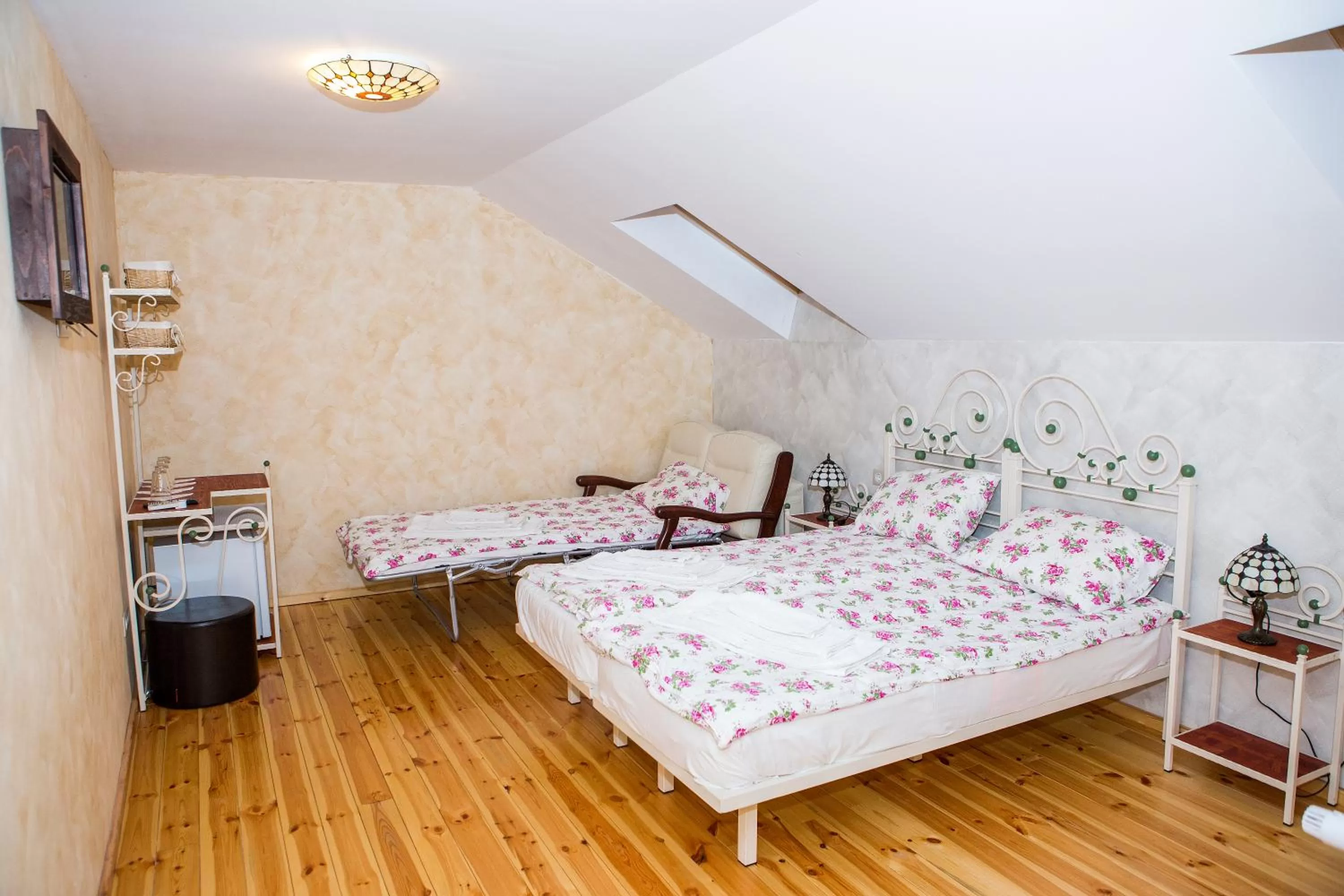 Photo of the whole room, Bed in Country Court