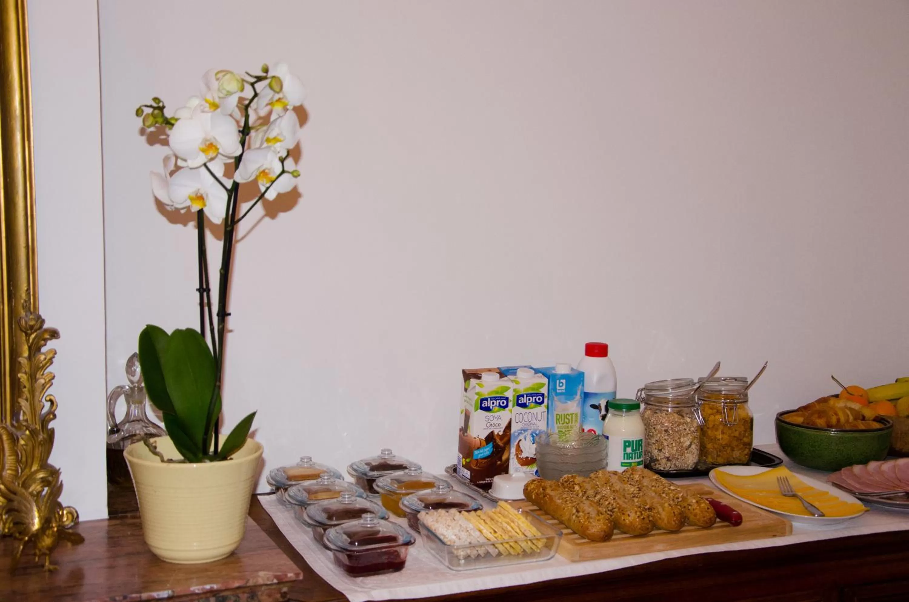 Continental breakfast in Albert Molière