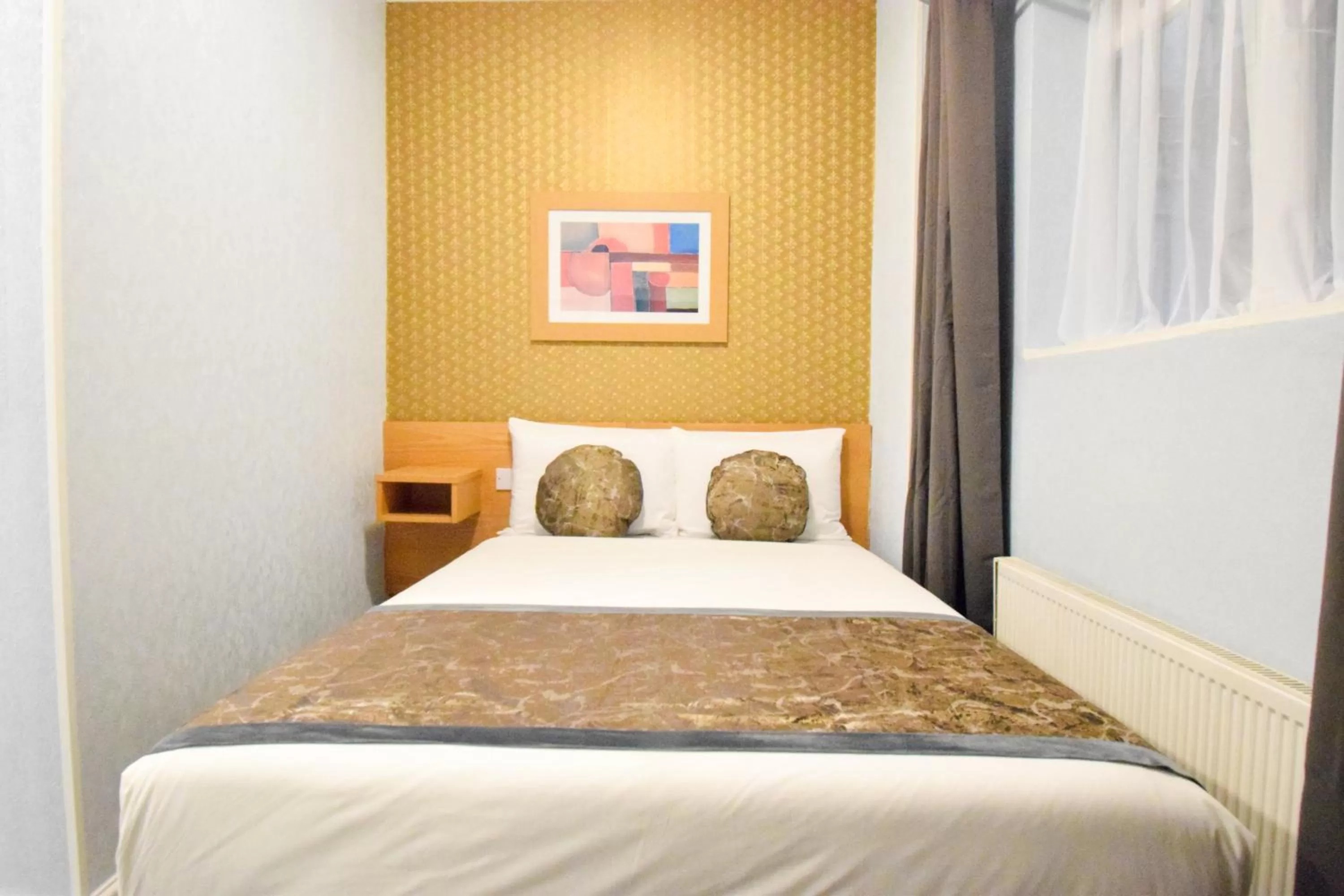 Bed in Pembridge Palace Hotel