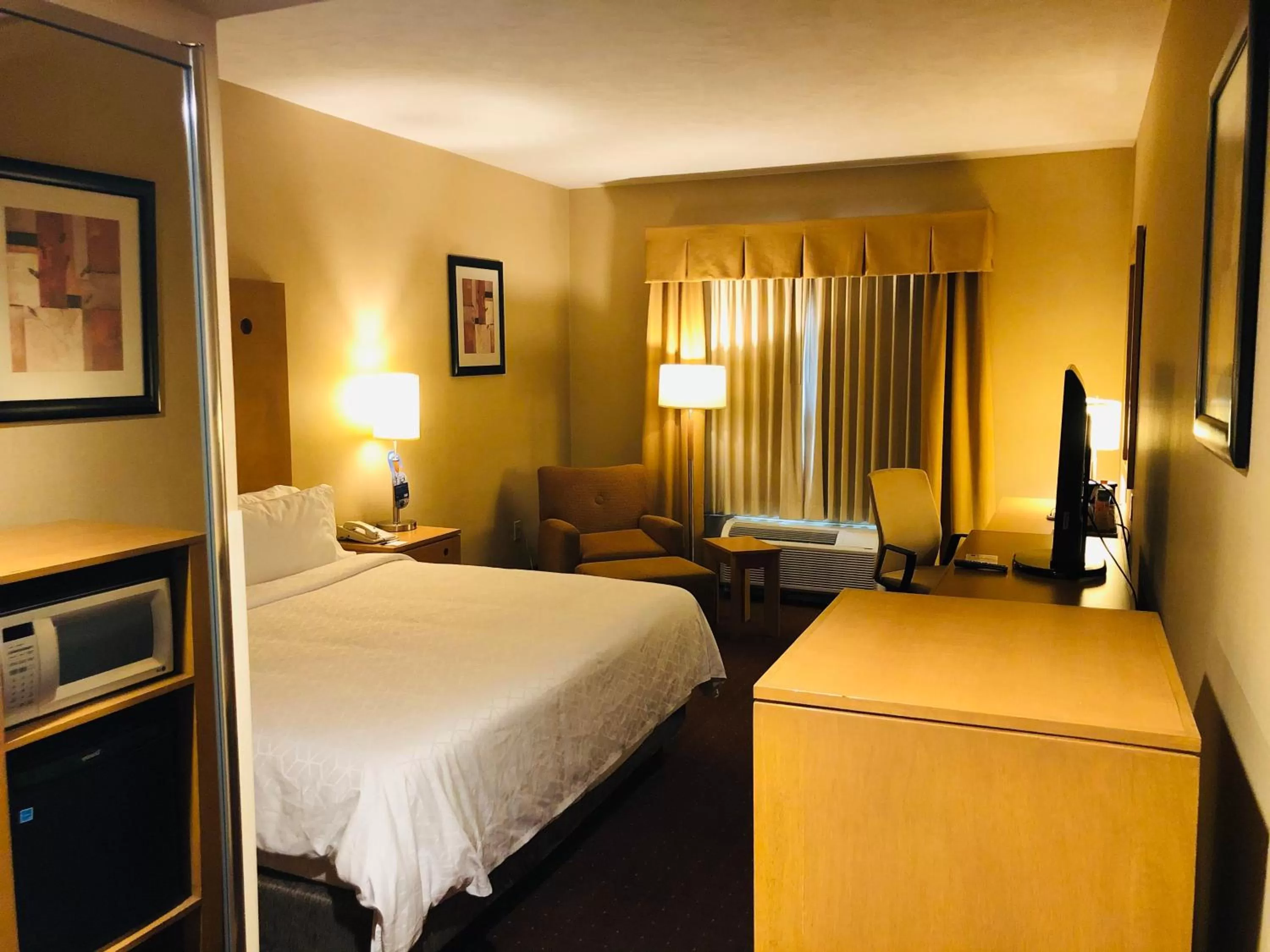 Photo of the whole room, Bed in Holiday Inn Express Saltillo Zona Aeropuerto by IHG