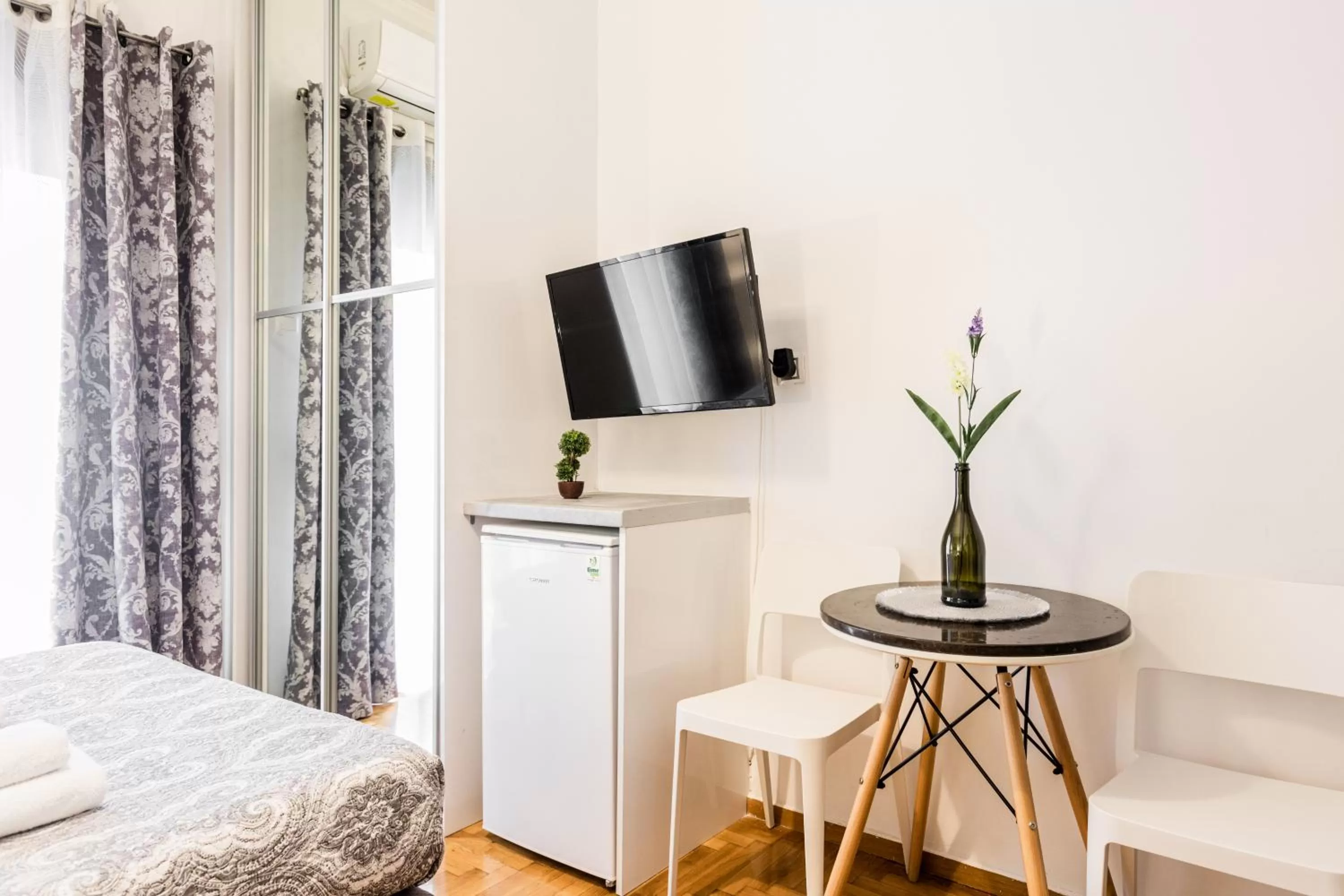 wardrobe, Bed in Nicholas Point Apartments and Rooms