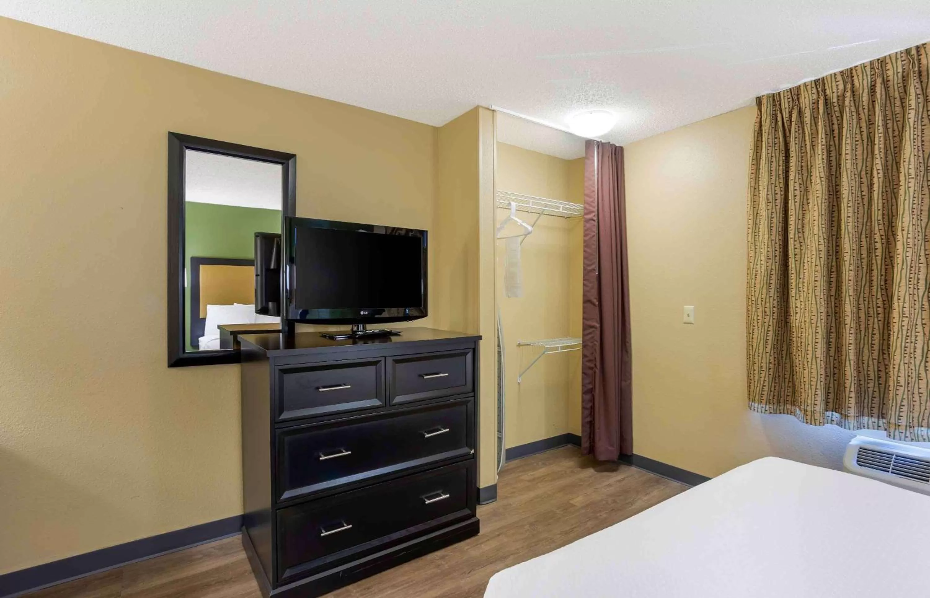 Bedroom, Bed in Extended Stay America Select Suites - Springfield - South