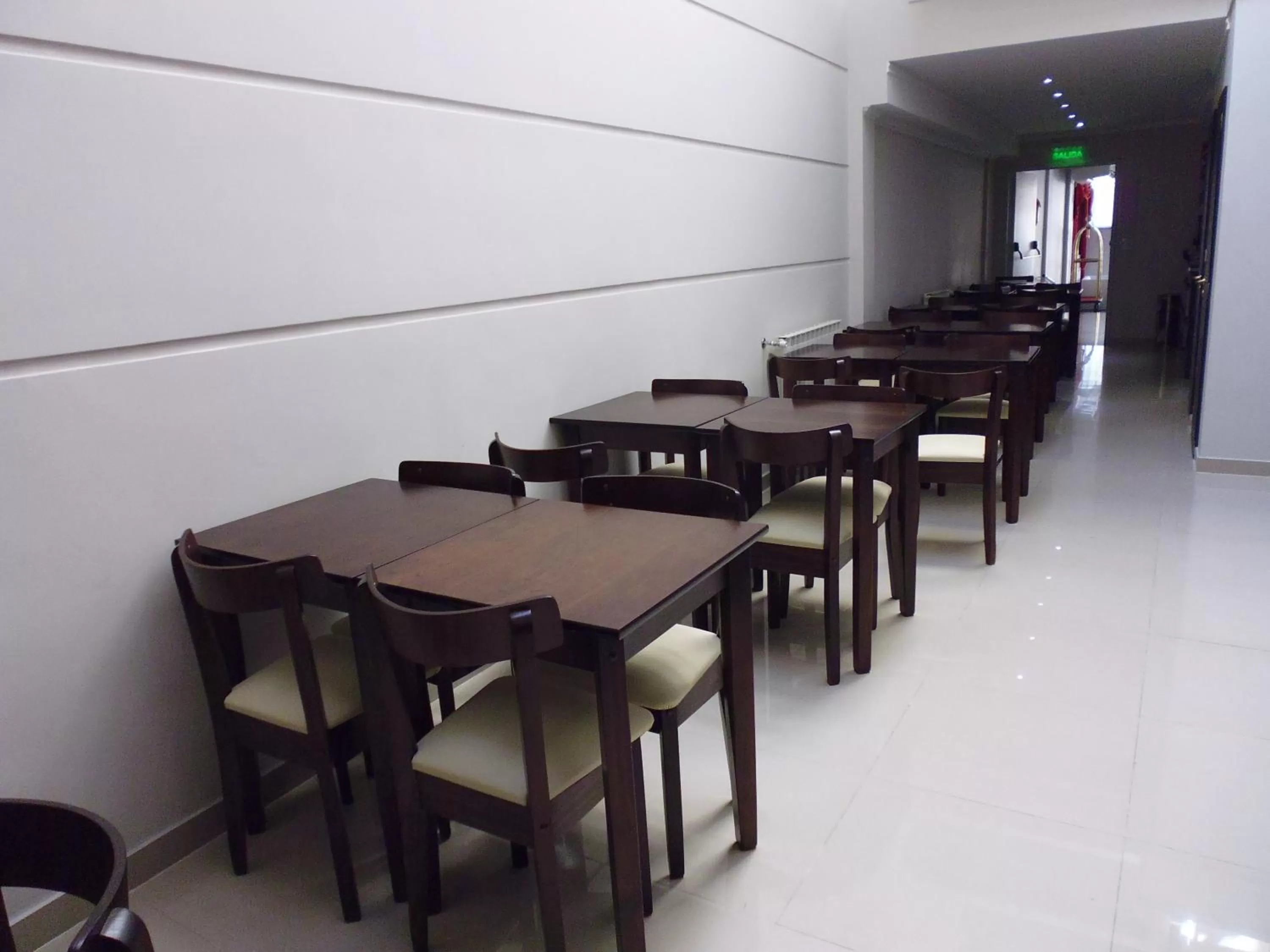 Restaurant/Places to Eat in Hotel Athos