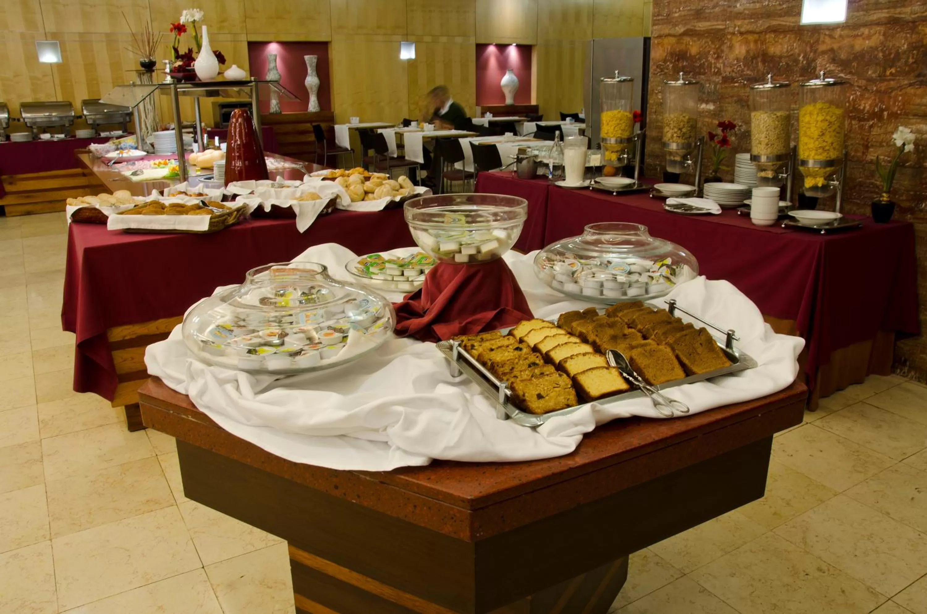 Restaurant/places to eat in VIP Executive Entrecampos Hotel & Conference