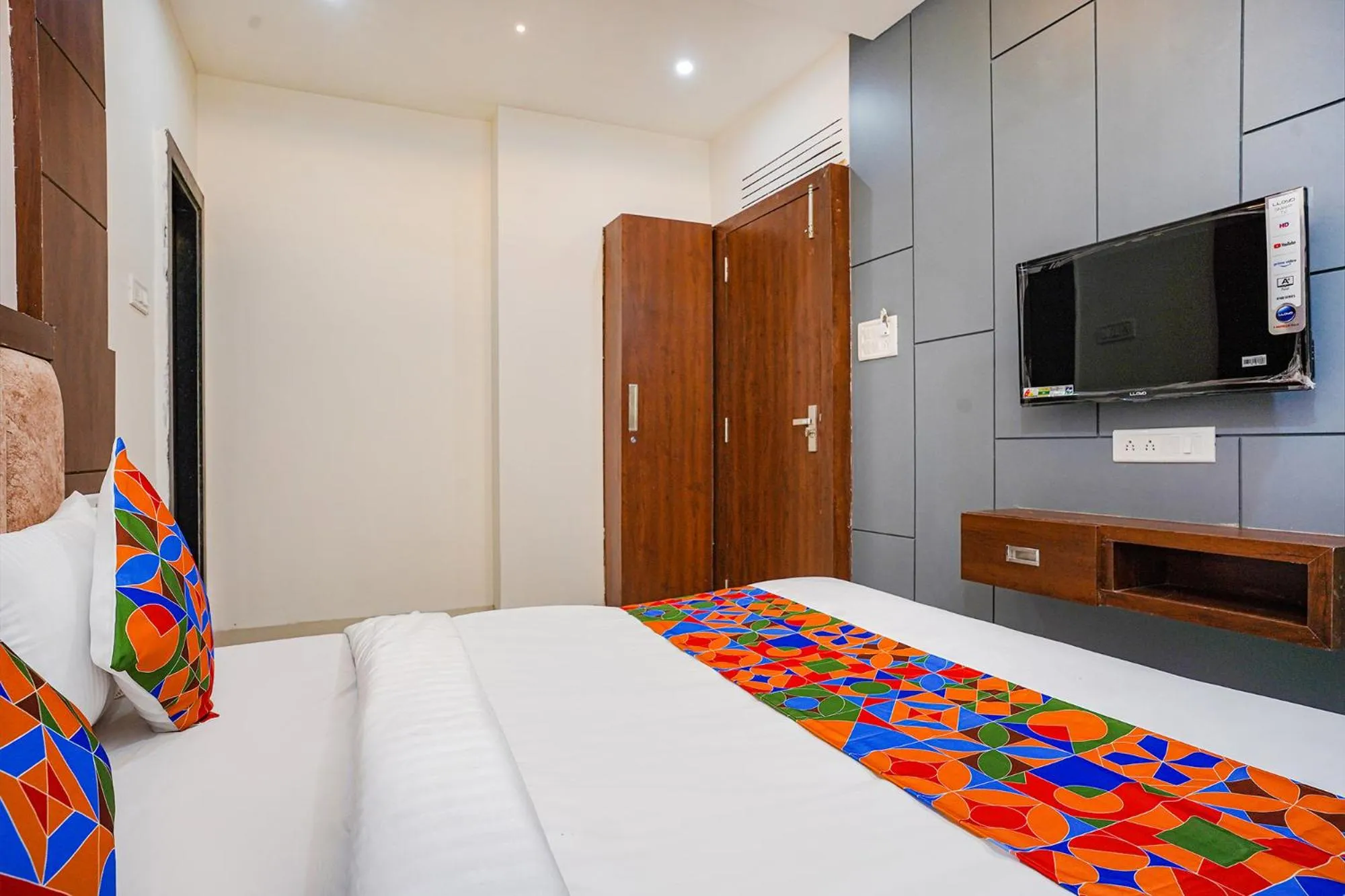 Communal lounge/ TV room, Bed in FabExpress Ritik