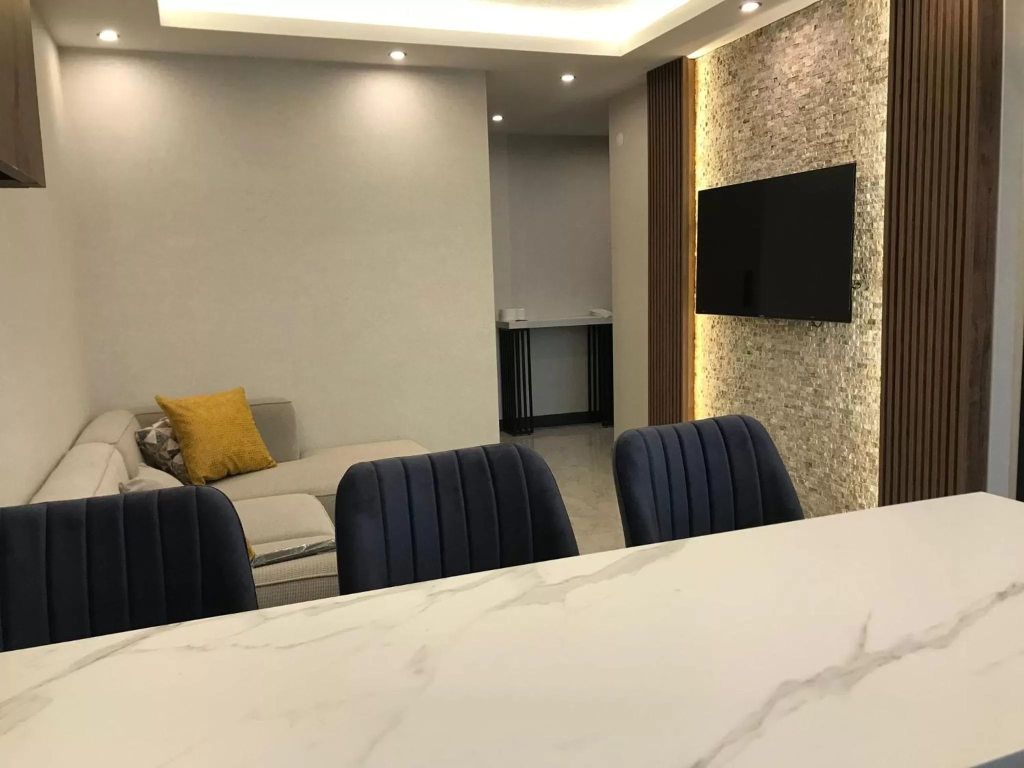 Communal lounge/ TV room in Yılmaz Suit Apartments