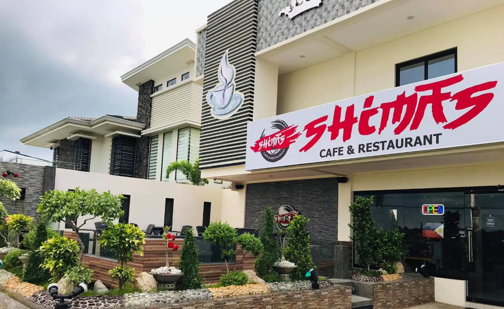 Property building in Rustic Crown Hotel