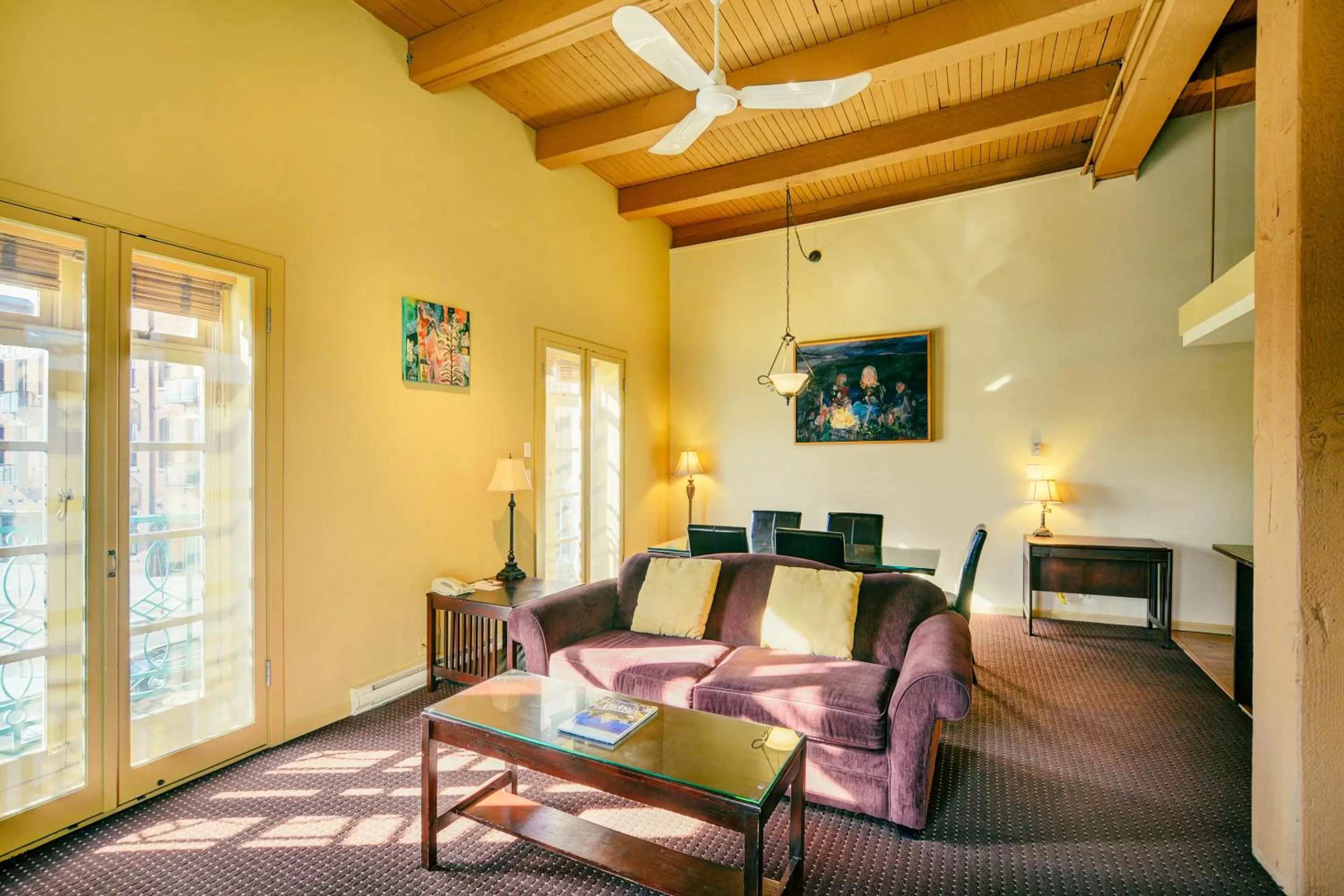 Living room in Swans Brewery, Pub & Hotel