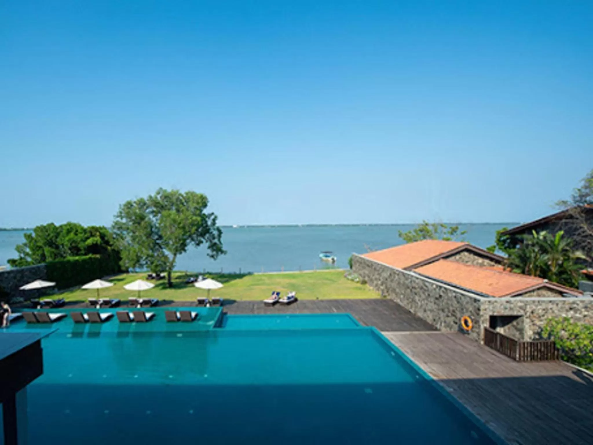 Garden view in Regenta Arie Lagoon Negombo