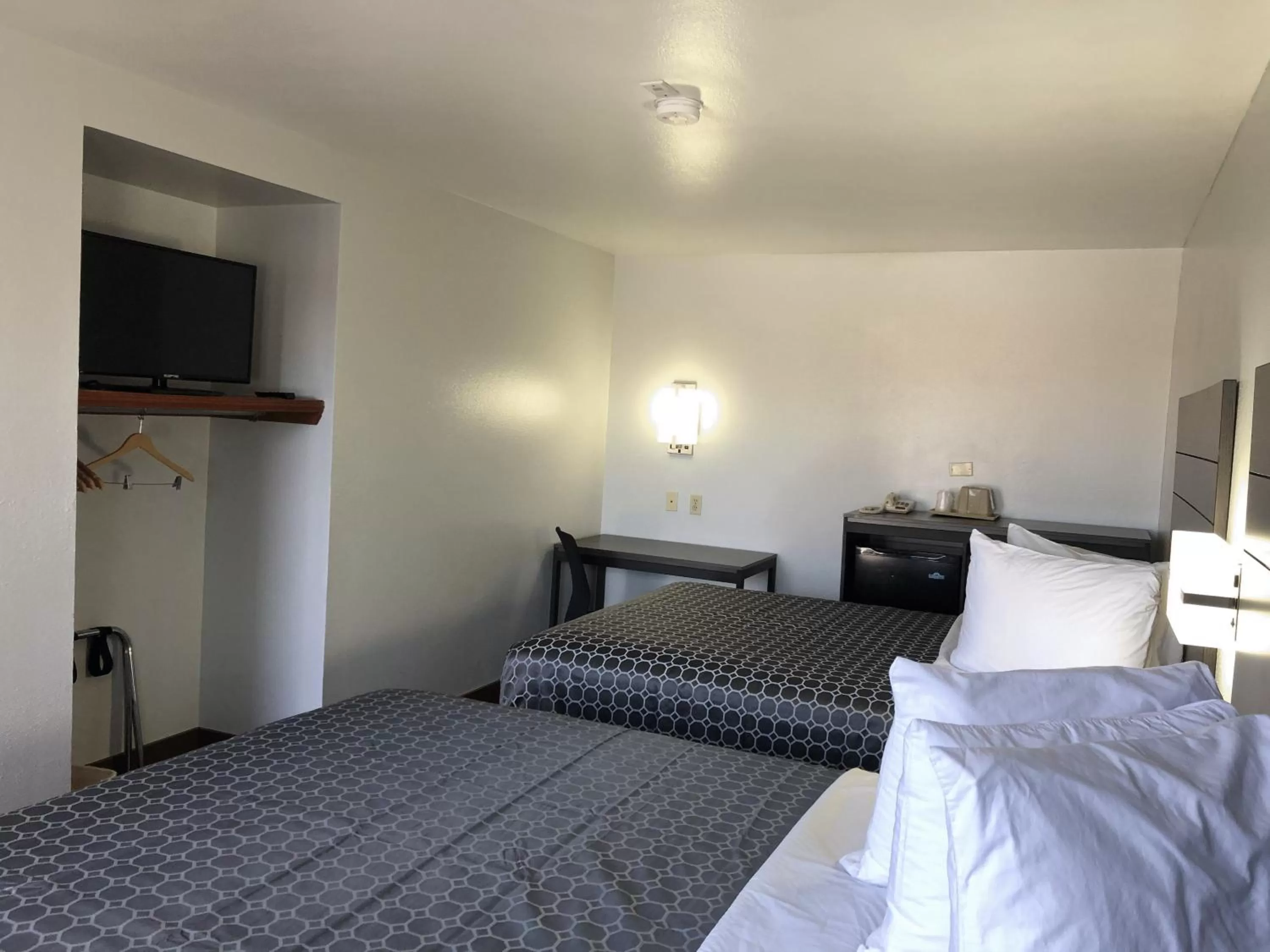 Photo of the whole room, Bed in Blue Way Inn By Jasper Near Frost Bank Center