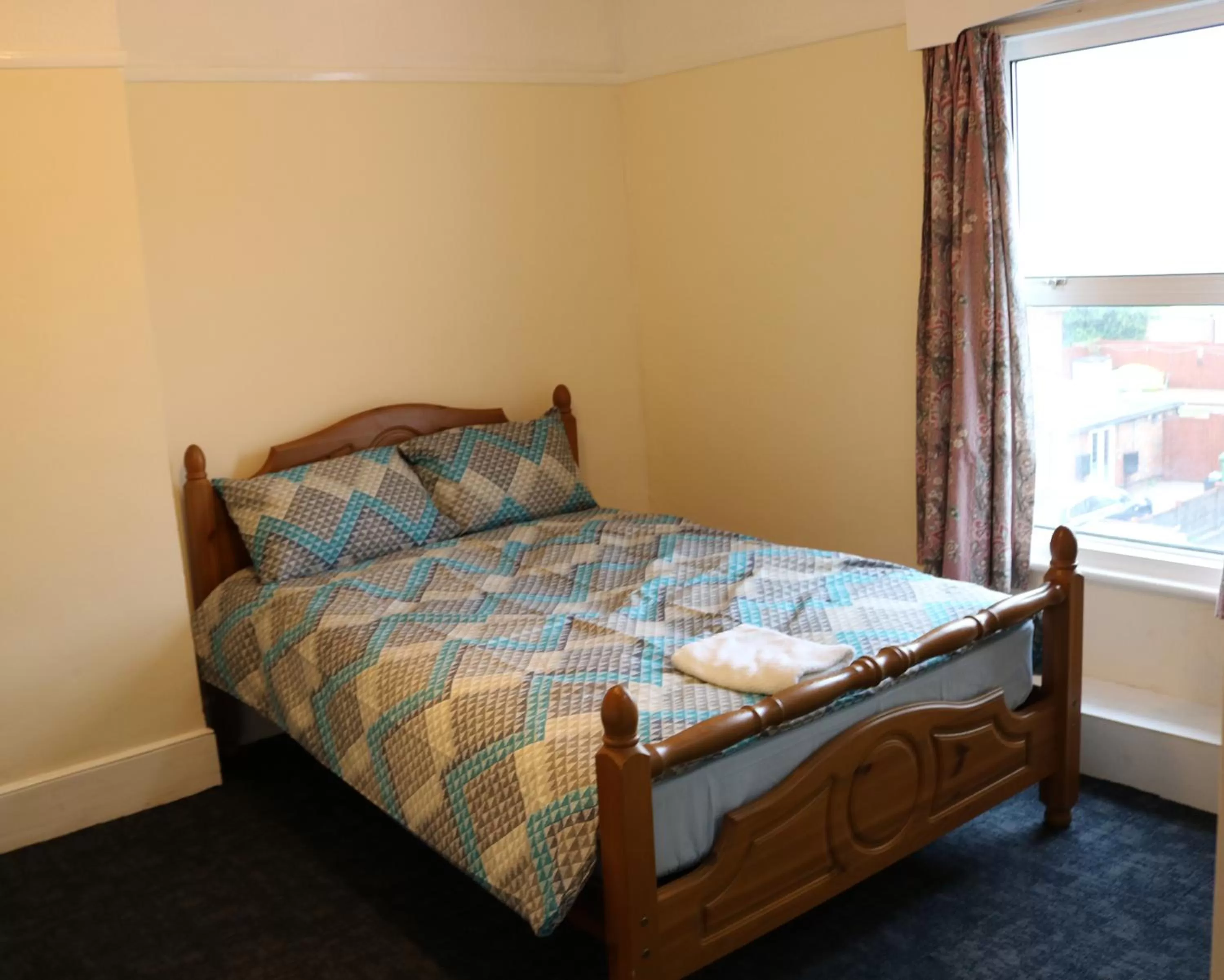 Bedroom, Bed in Lennard House