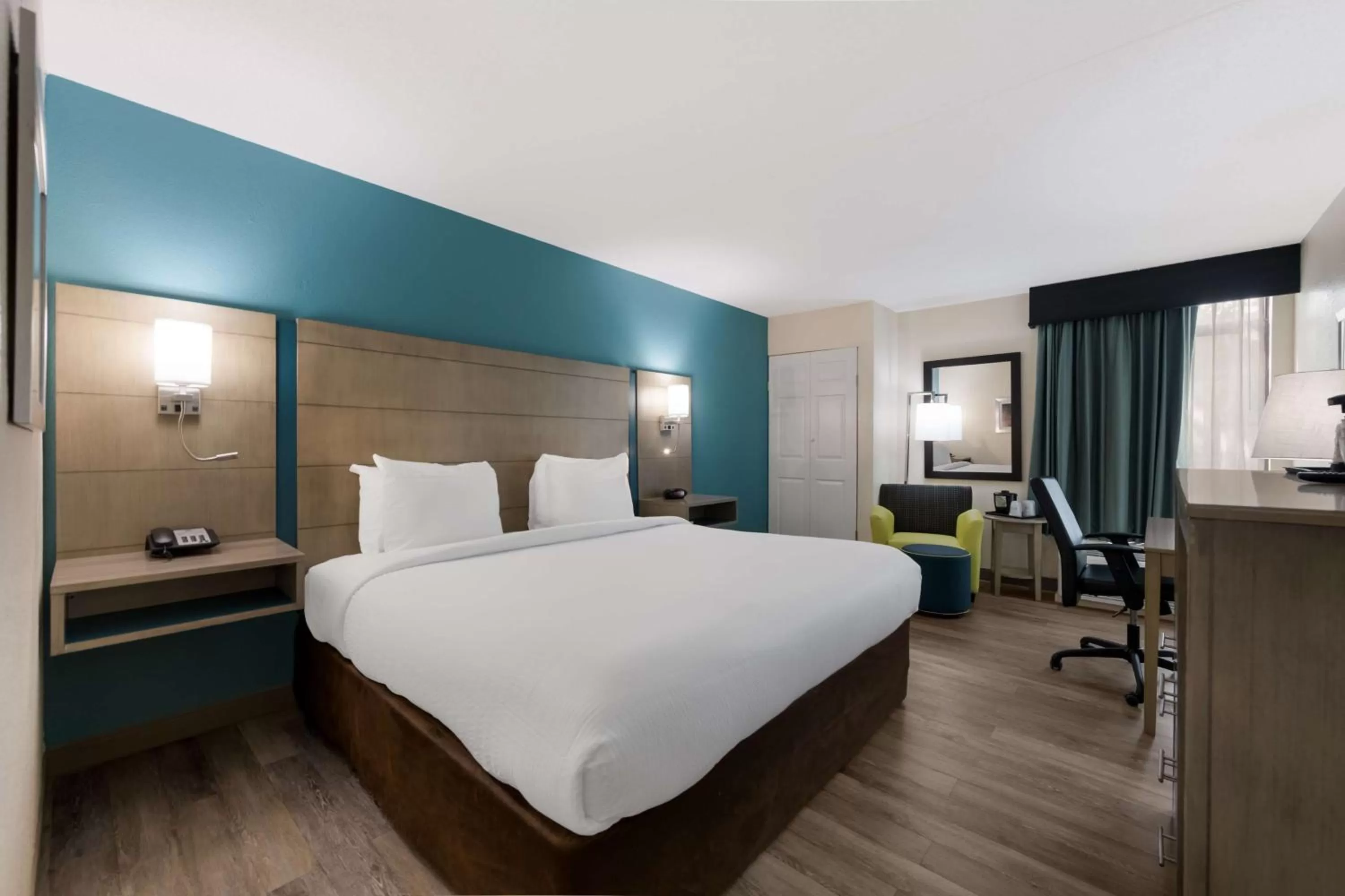 Bedroom, Bed in Best Western Hampton Coliseum Inn