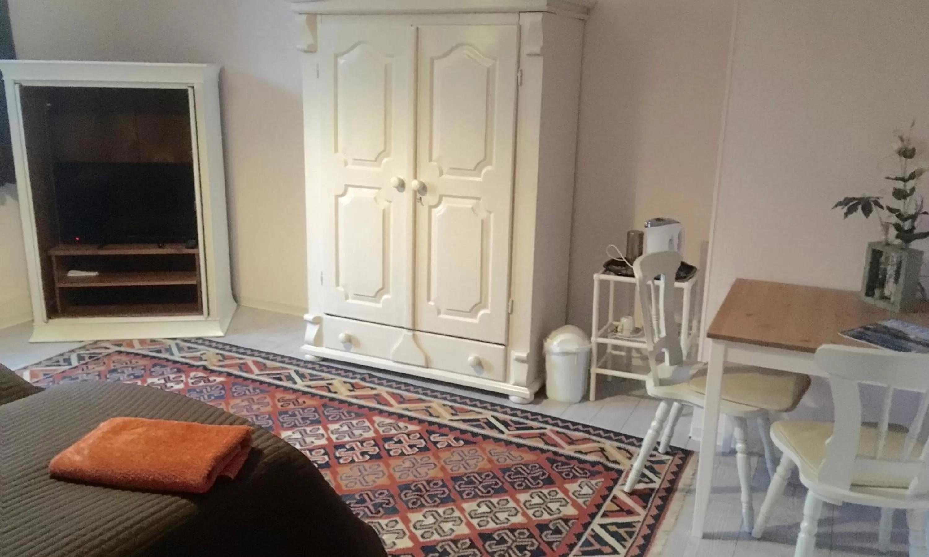 Decorative detail, TV/Entertainment Center in Landgasthaus Queen Victoria