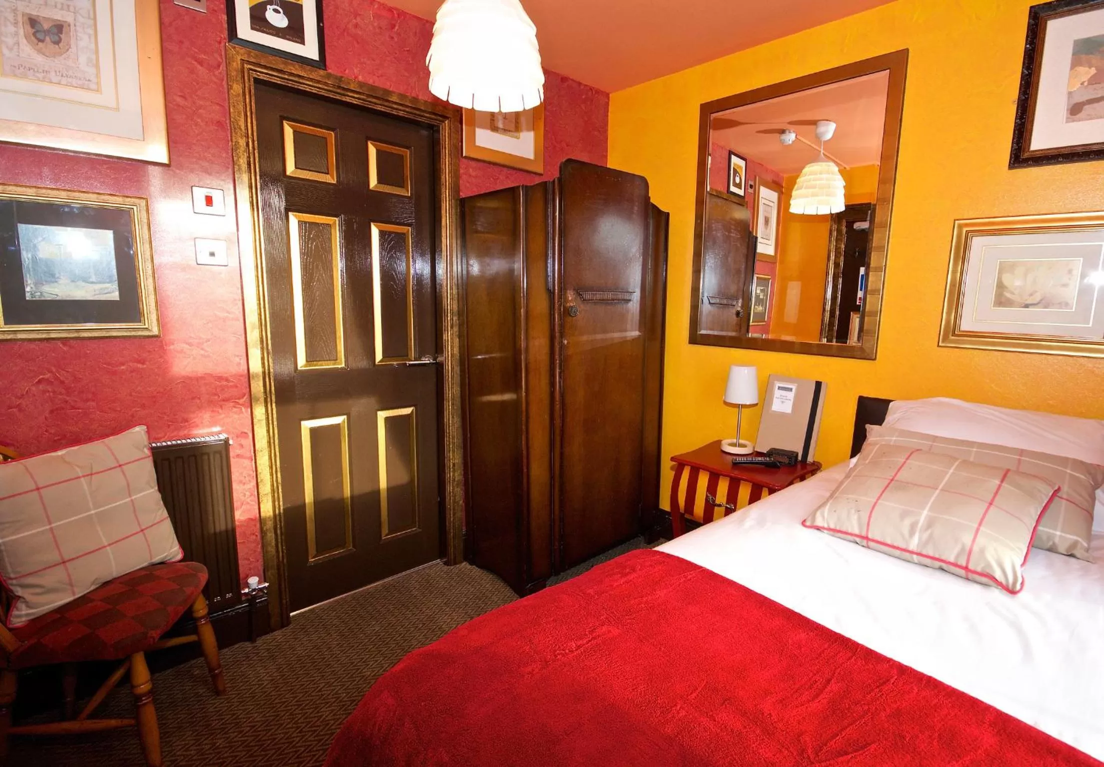 Photo of the whole room, Bed in Fifteens of Chester