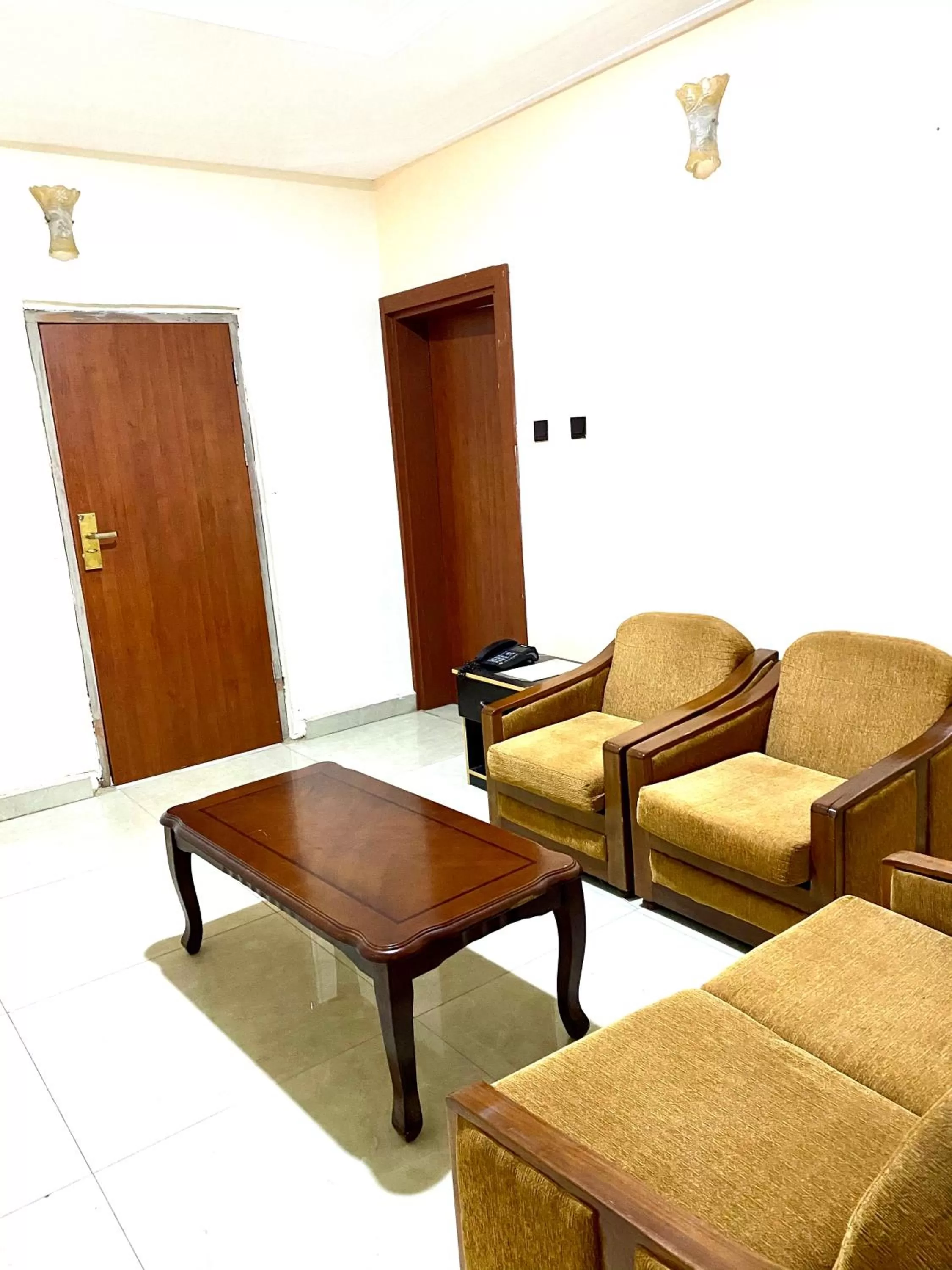 Nue-Crest Hotels & Suites