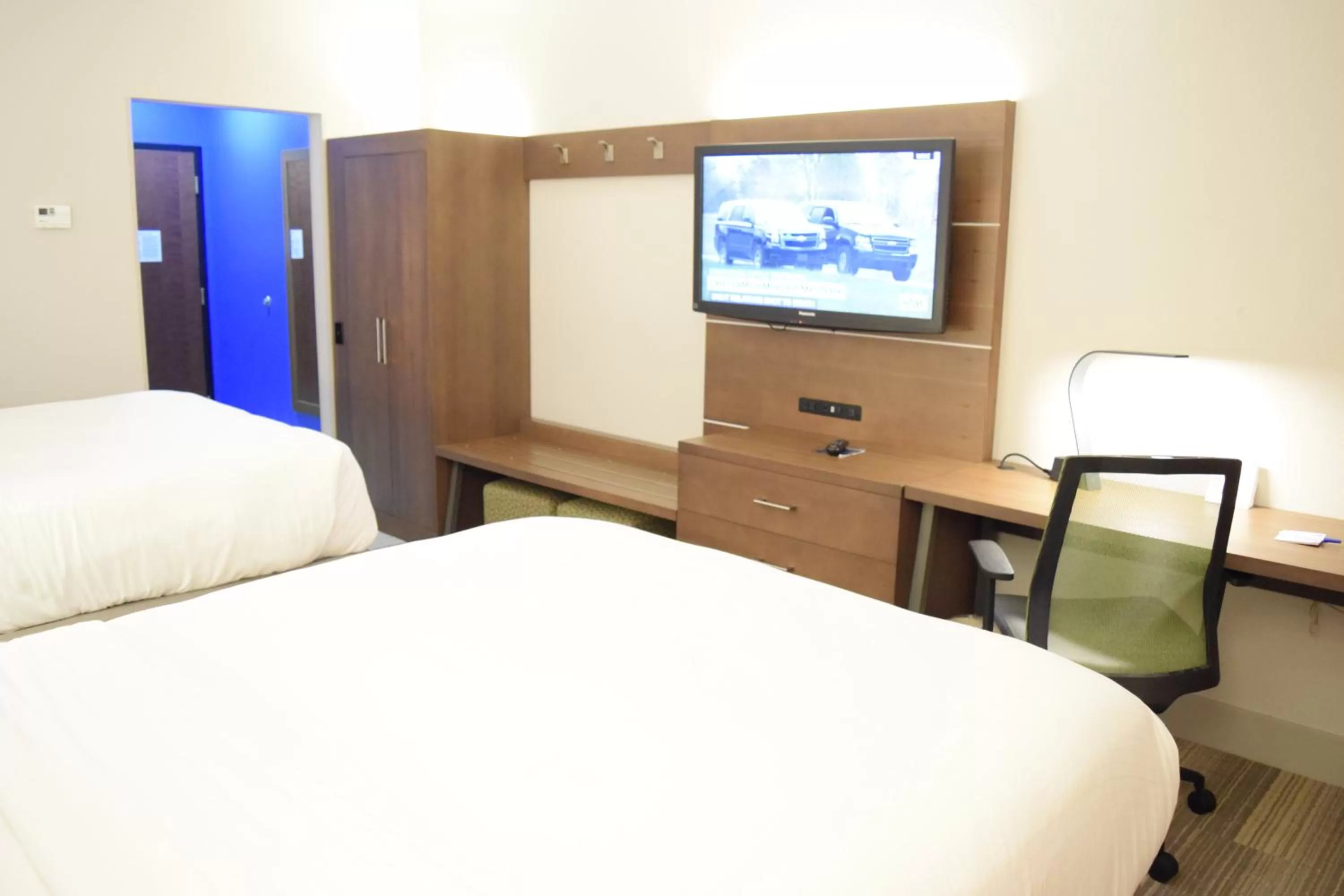 Photo of the whole room, Bed in Holiday Inn Express & Suites Pensacola West I-10 by IHG