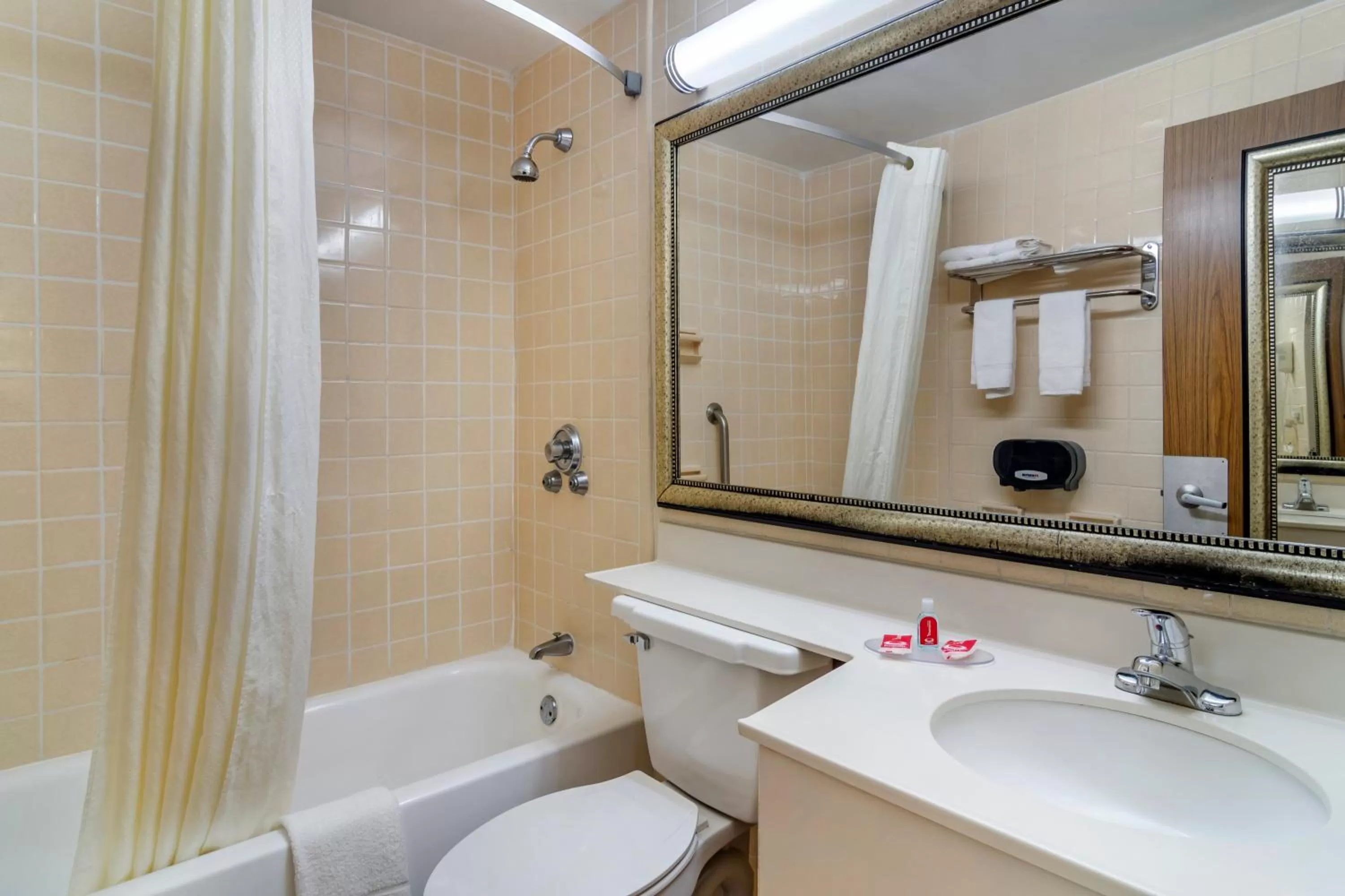 Bathroom in Perry Inn & Suites By Capital O National Fairground GA I 75