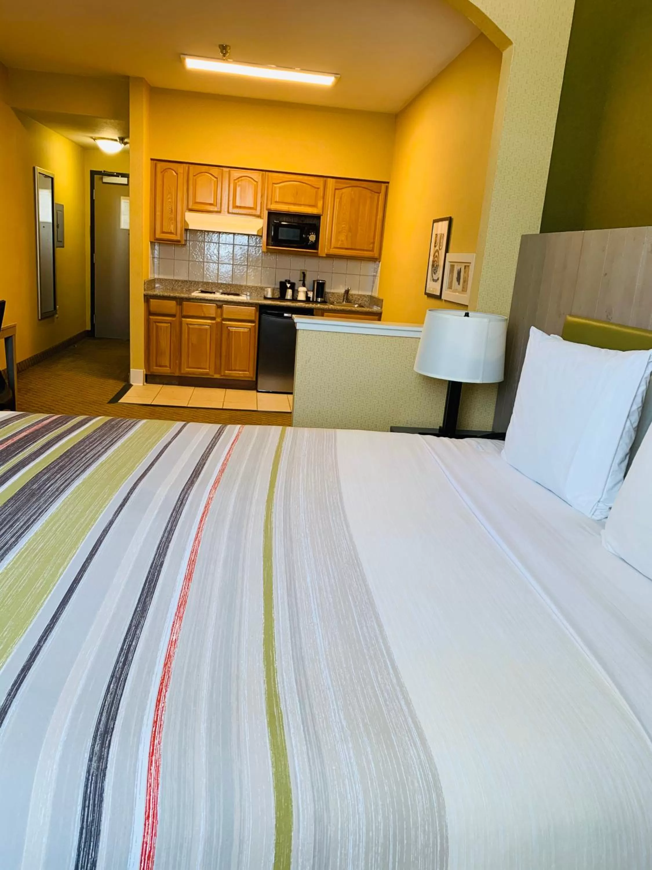Bedroom, Bed in Country Inn & Suites by Radisson, San Jose International Airport, CA