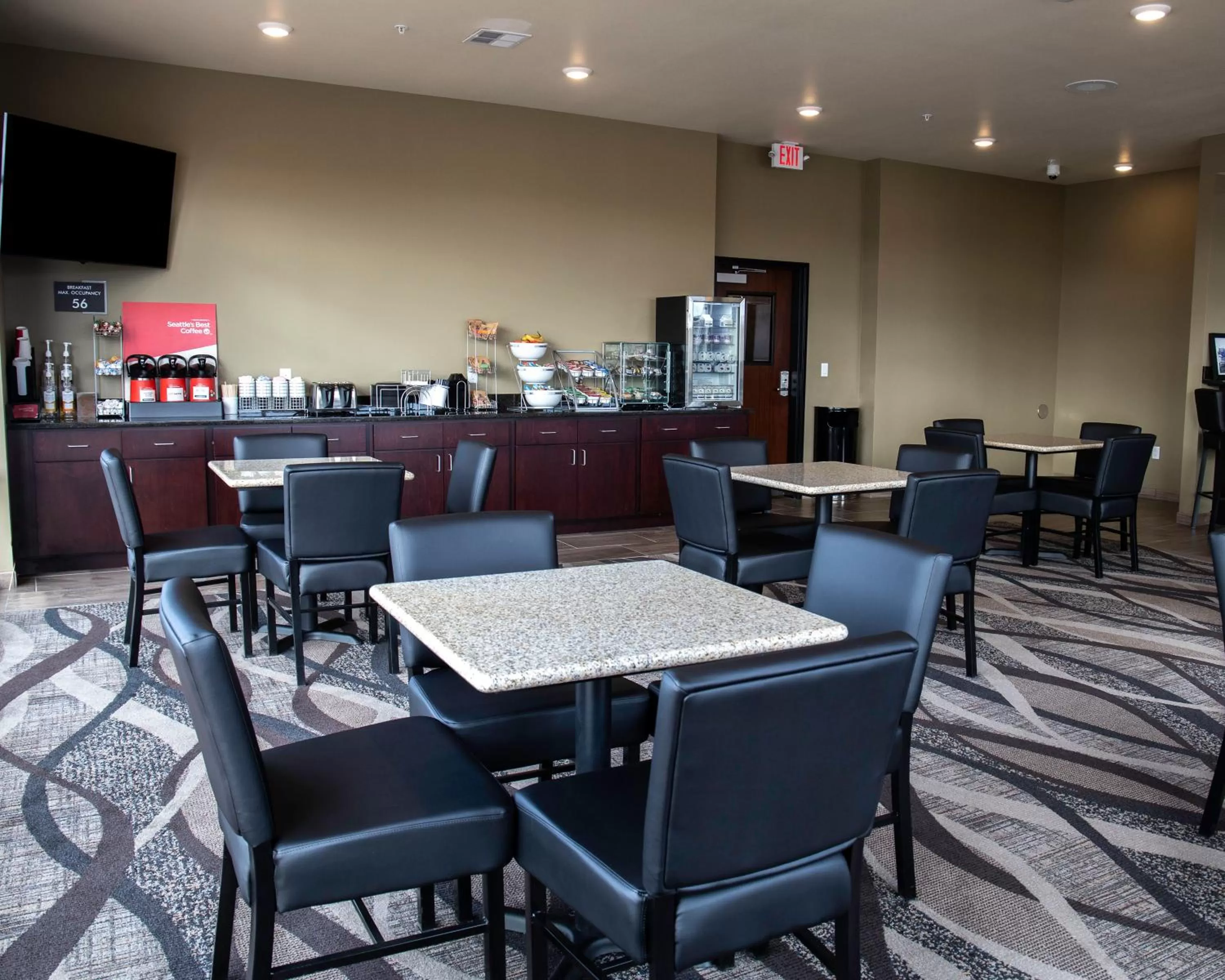 Lounge or bar in Cobblestone Hotel & Suites - Two Rivers