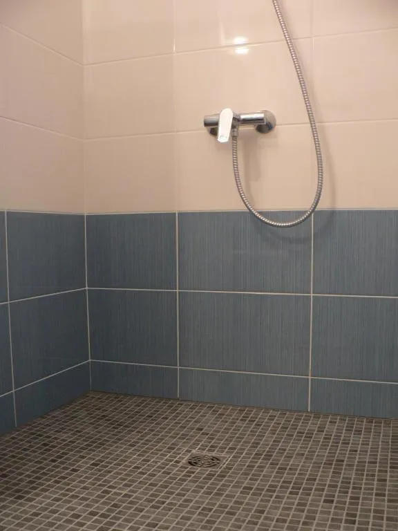 Shower in Hôtel Les Alizés