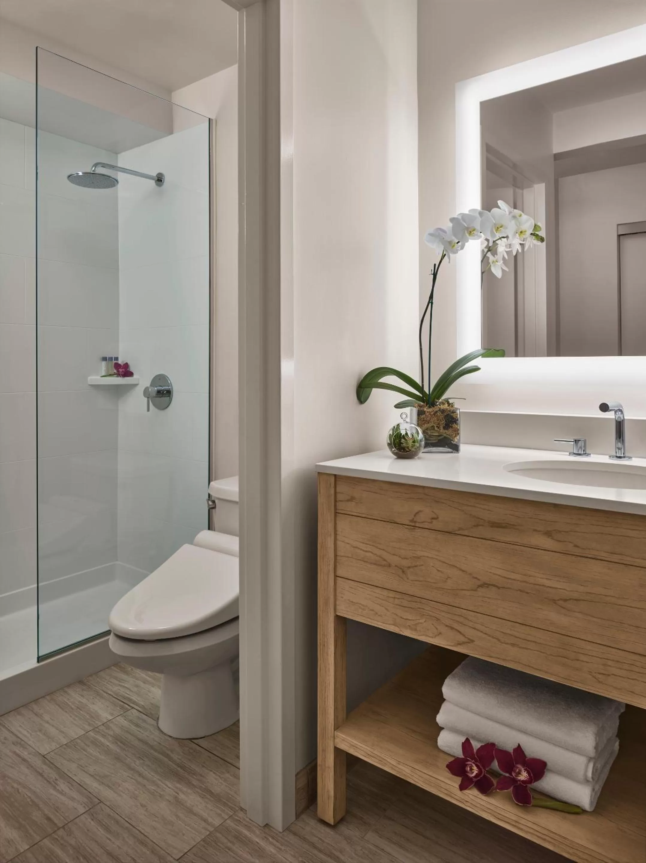 Shower in 'Alohilani Resort Waikiki Beach