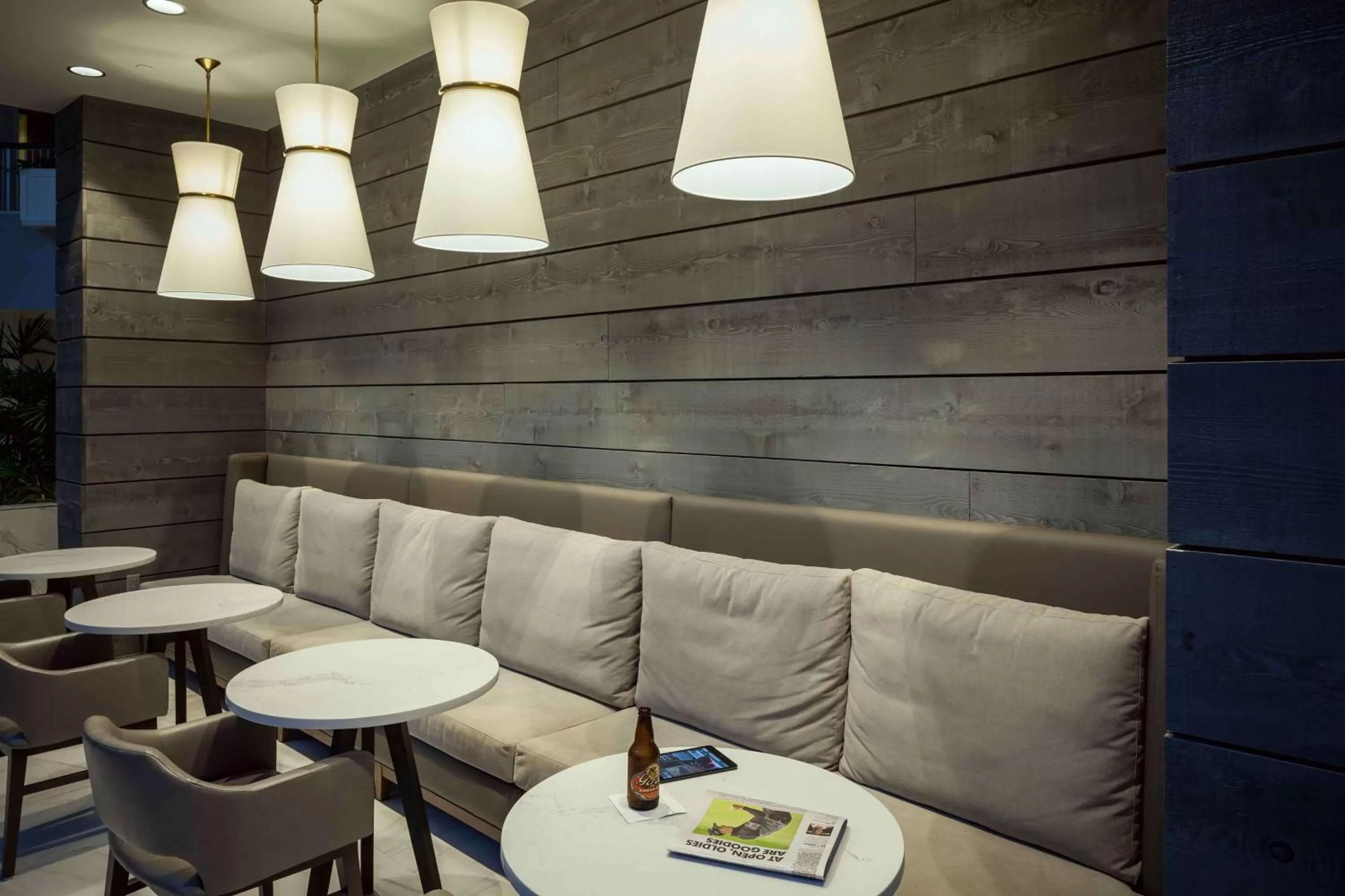 Restaurant/places to eat in Hilton Suites Brentwood