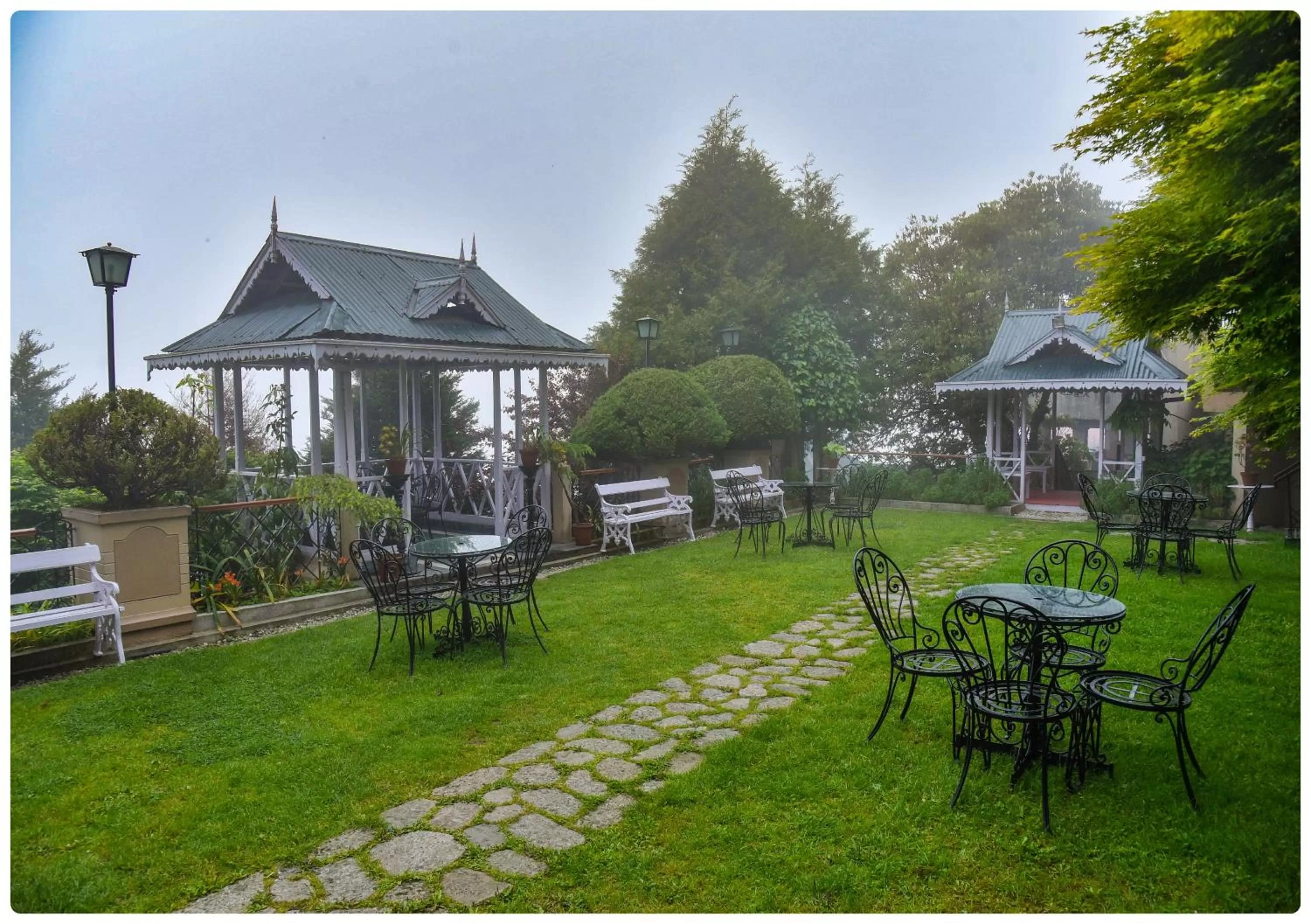 Garden, Property Building in Cedar Inn