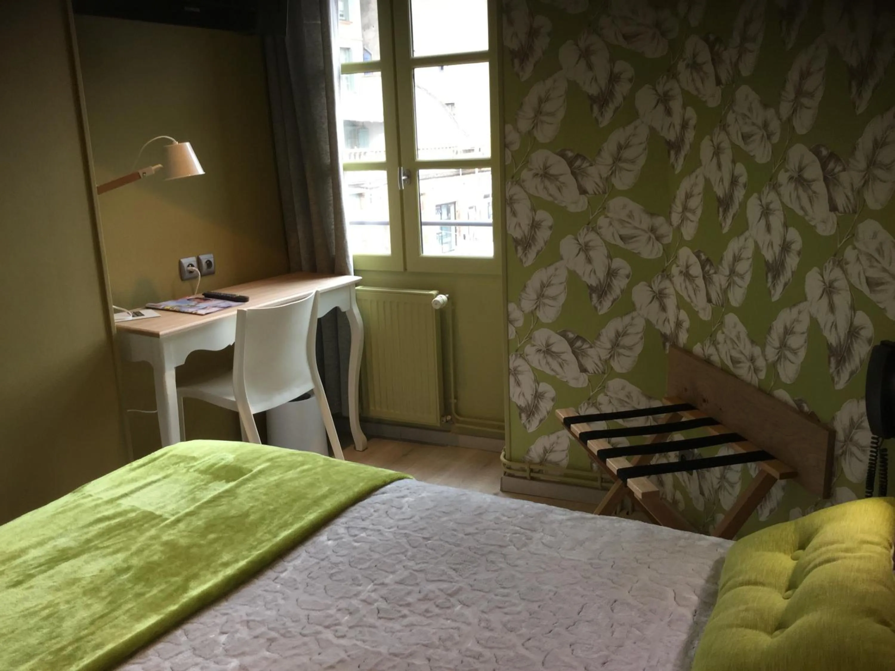 Bed in Hôtel du Commerce