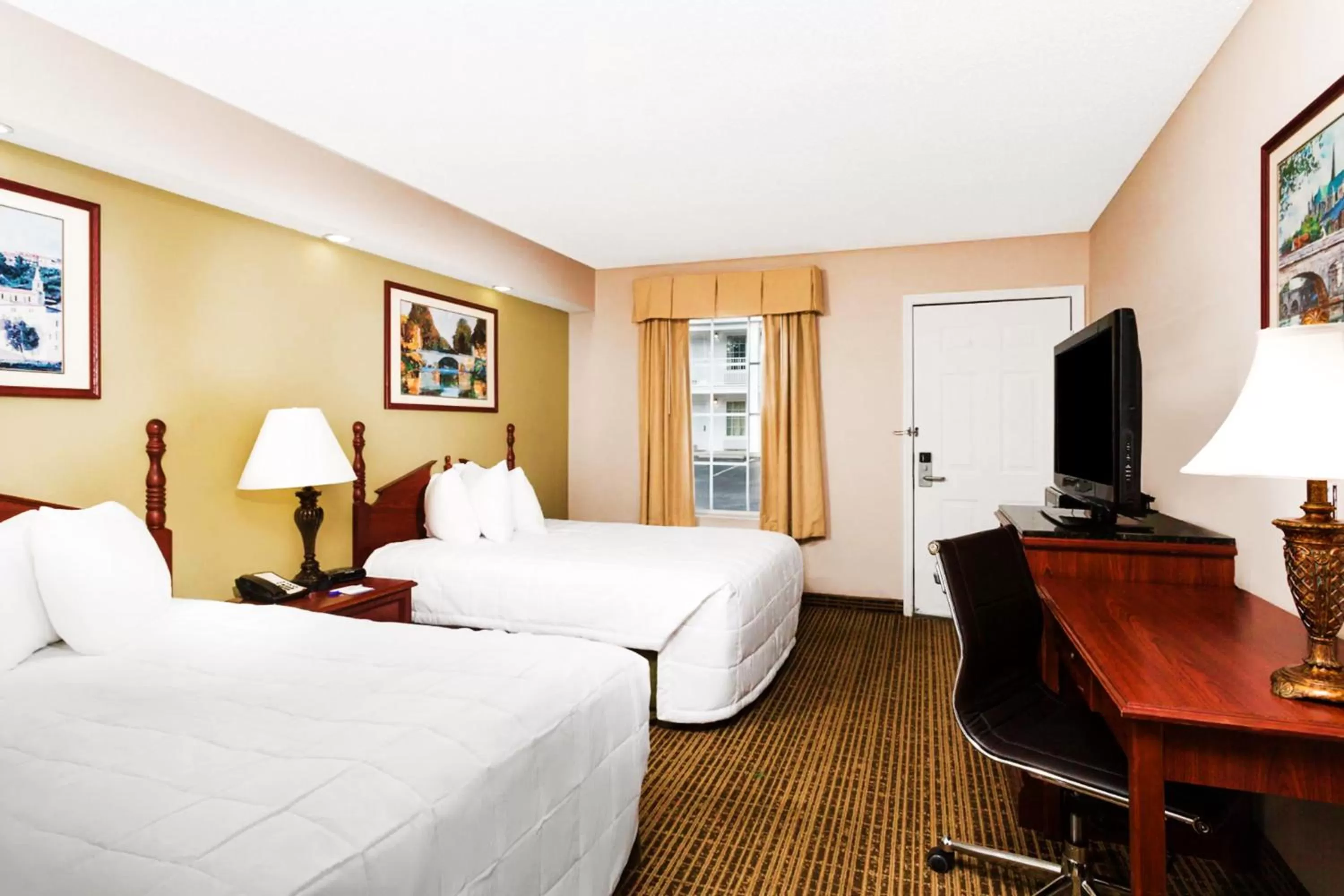 Photo of the whole room, Bed in Baymont by Wyndham Tullahoma