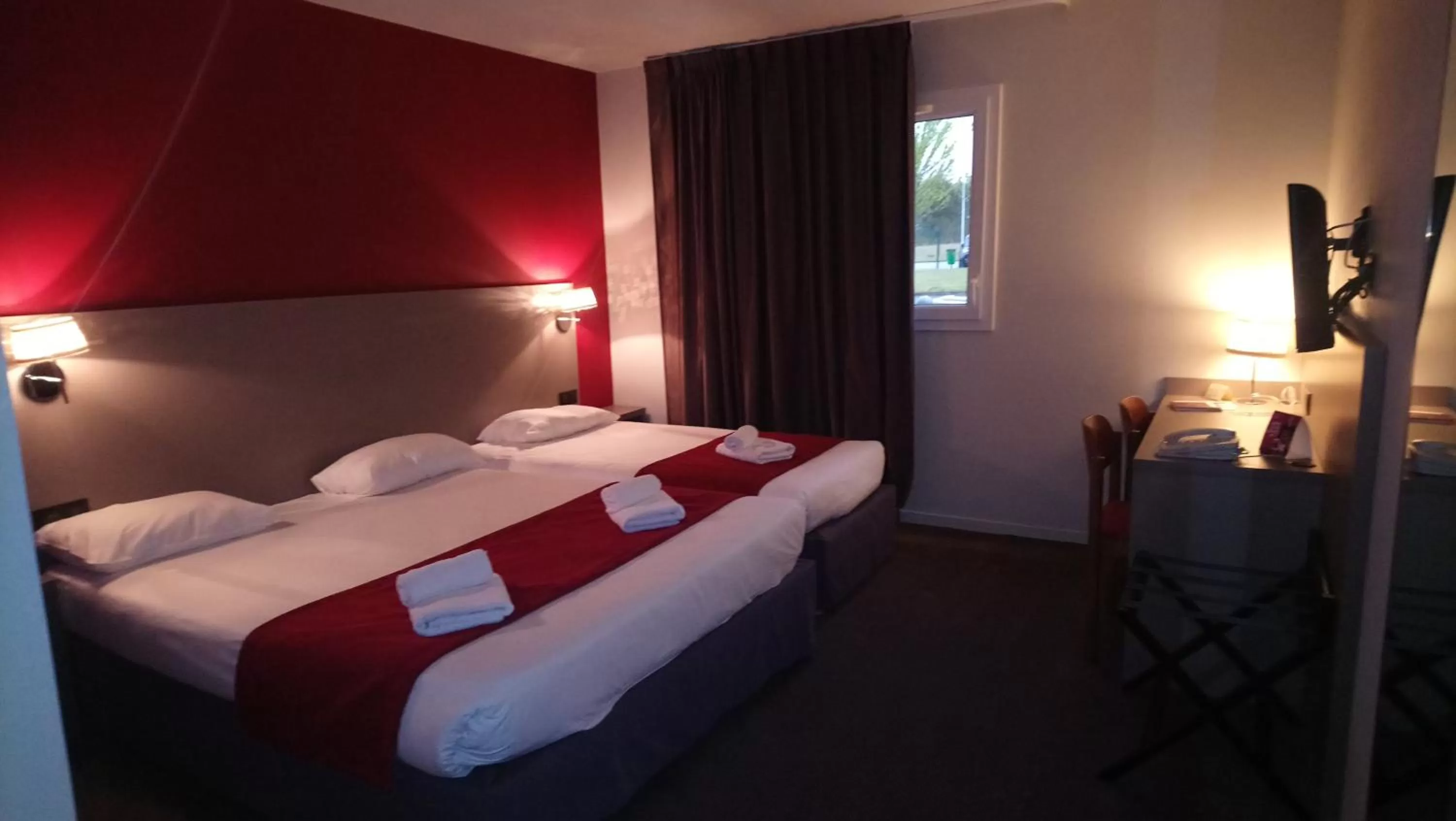 Photo of the whole room, Bed in The Originals City, Hôtel Les Bruyères, Dax Nord