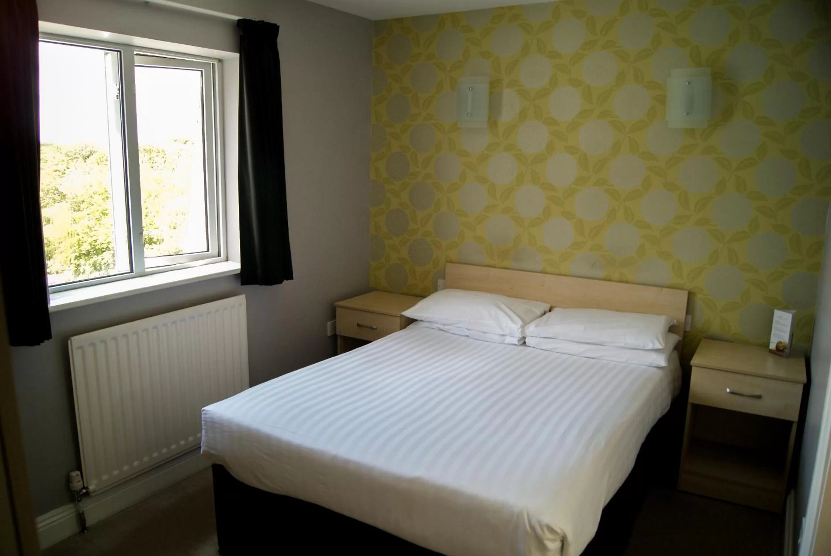 Toilet, Bed in Suncliff Hotel - OCEANA COLLECTION