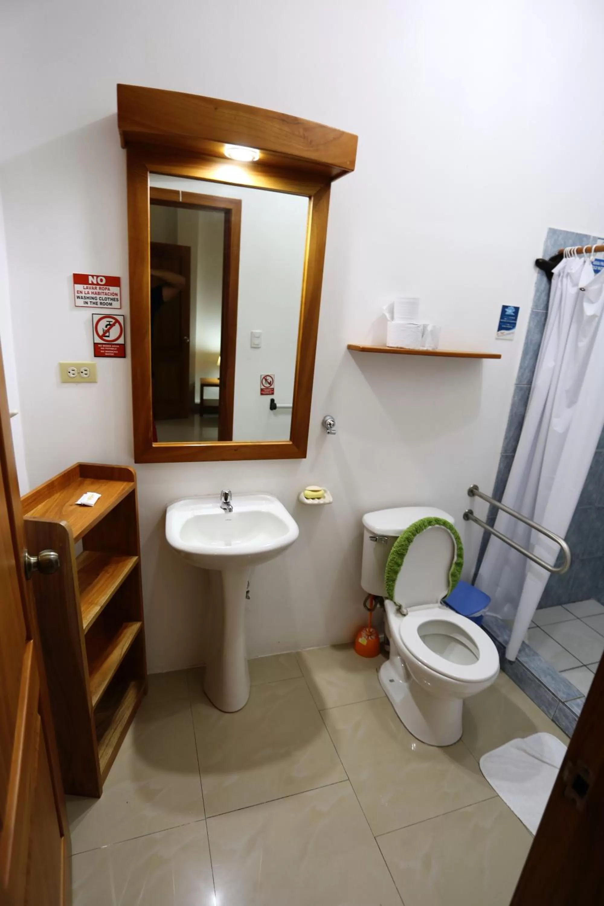 Bathroom in The Galapagos Pearl B&B